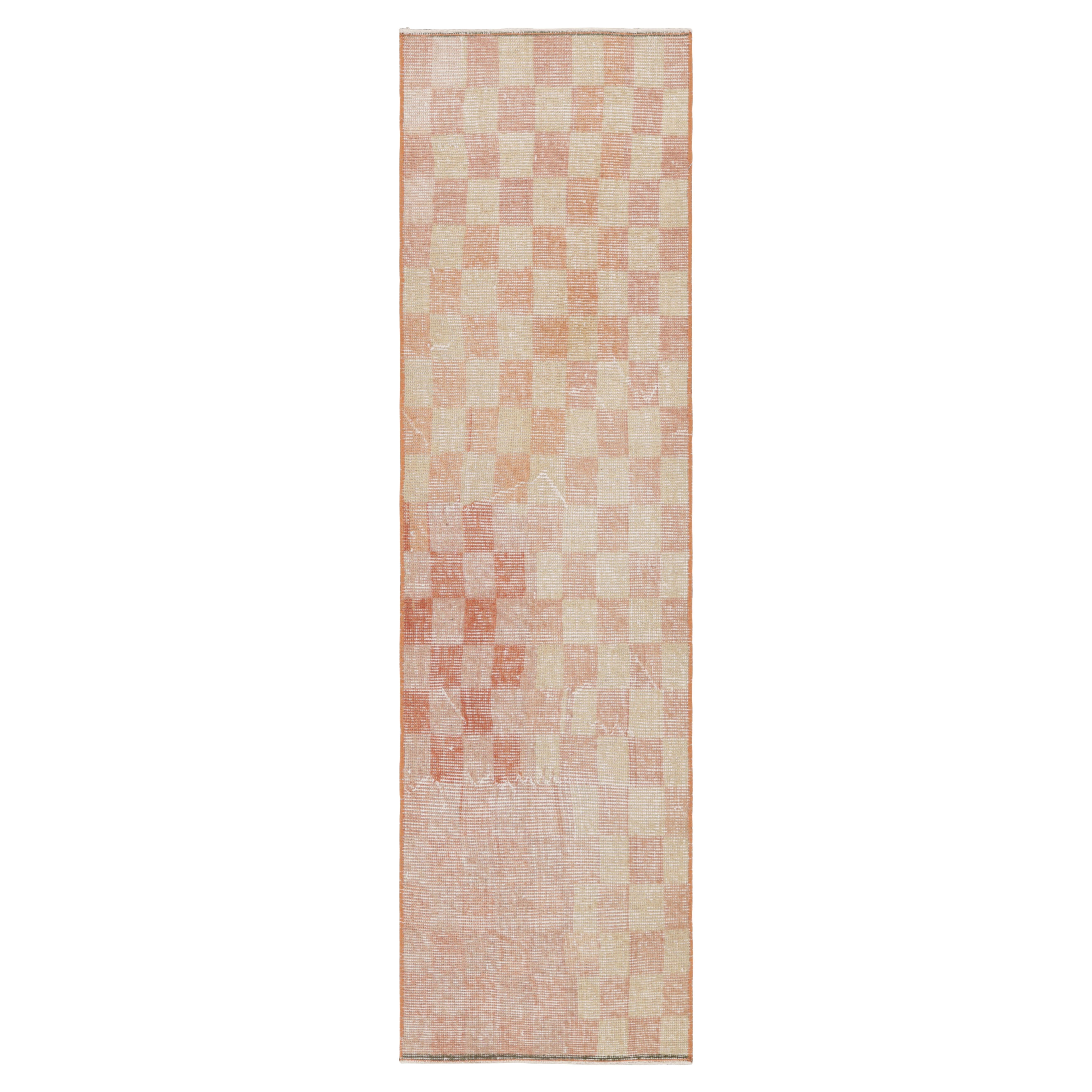 Tapis de course vintage Zeki Müren à motifs cubistes beige et rose, de Rug & Kilim en vente
