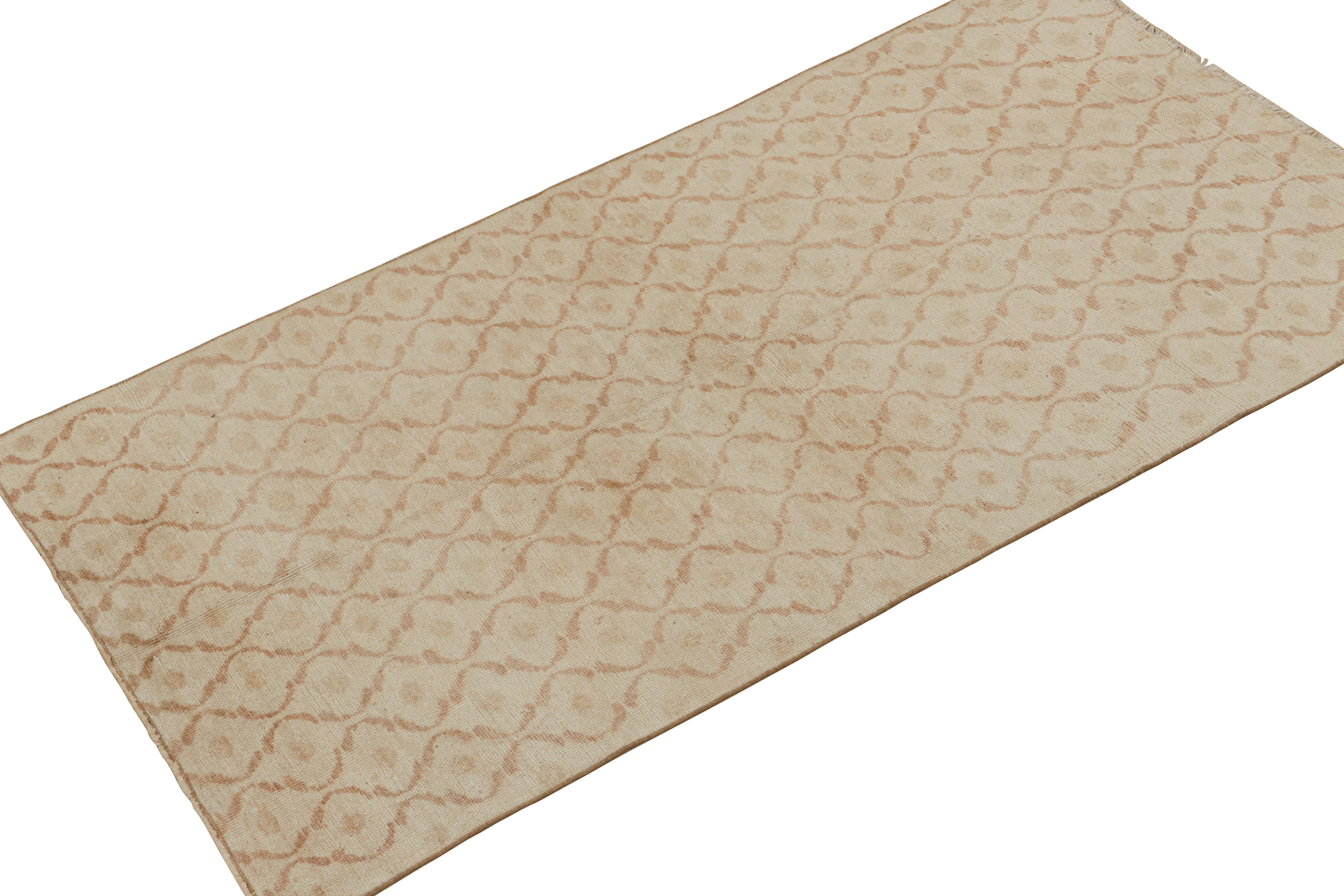 Turc Vintage Zeki Müren Runner en beige avec motif de treillis brun par Rug & Kilim en vente