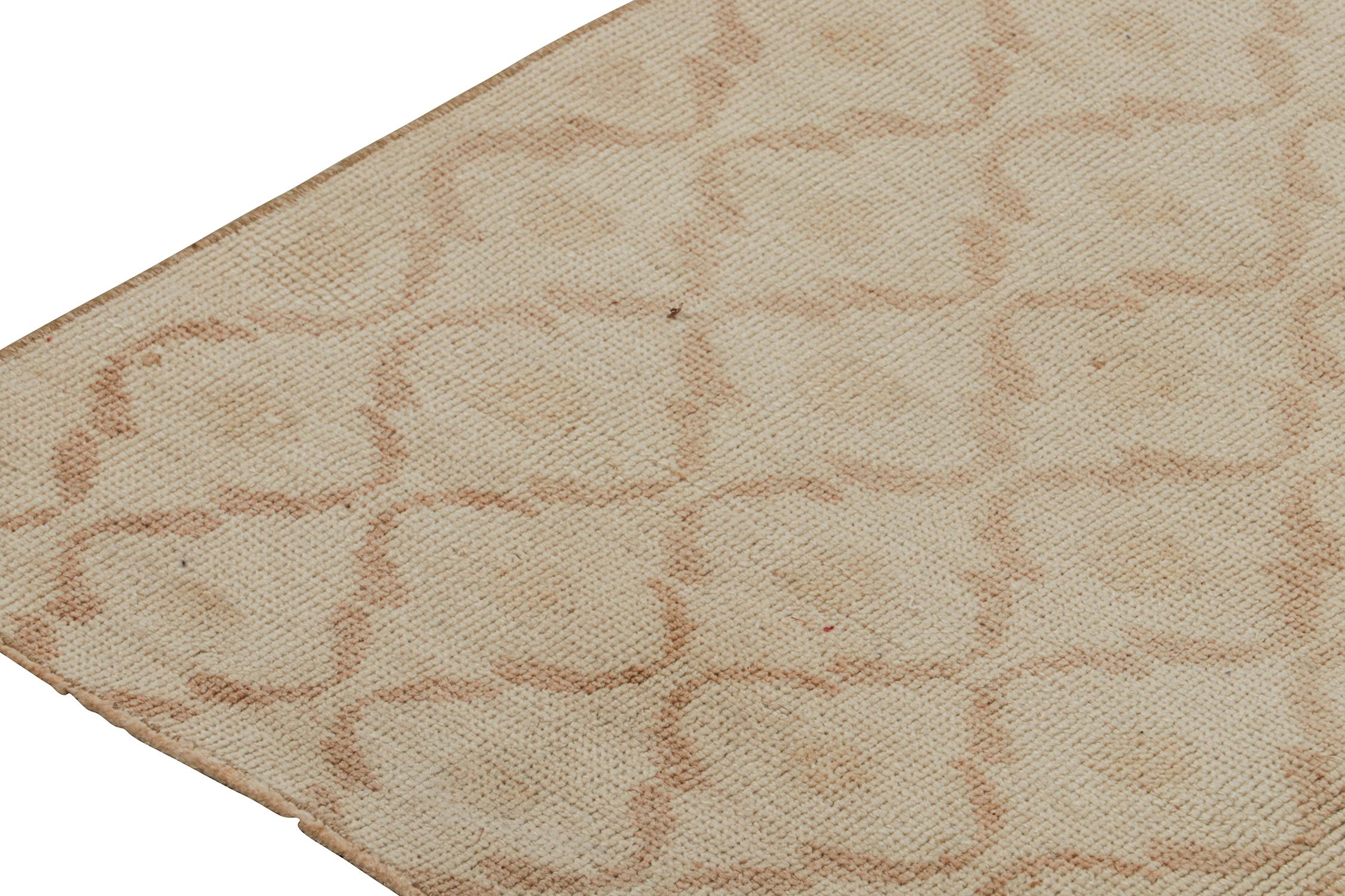 Vintage Zeki Müren Runner en beige avec motif de treillis brun par Rug & Kilim Bon état - En vente à Long Island City, NY