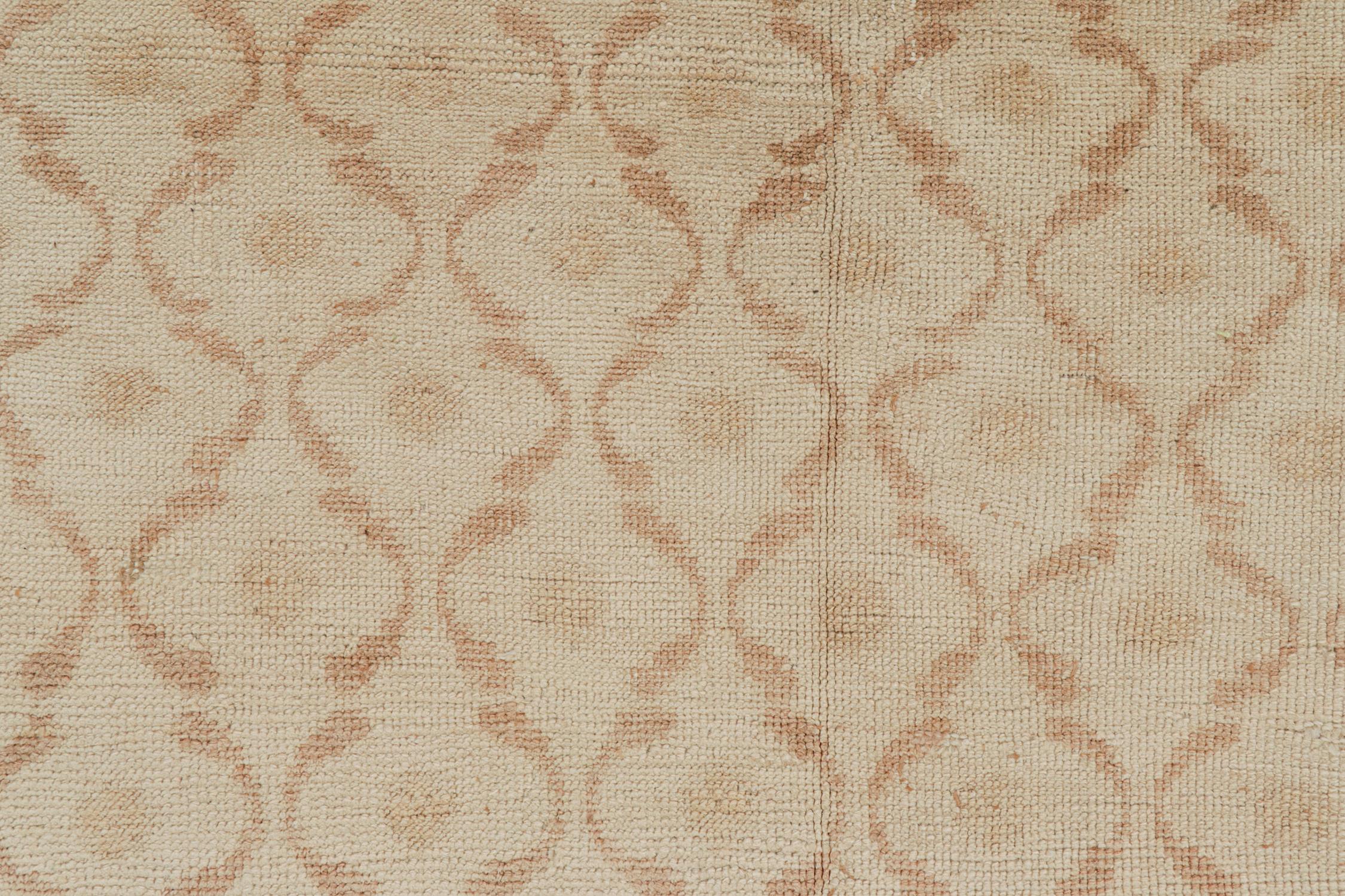Milieu du XXe siècle Vintage Zeki Müren Runner en beige avec motif de treillis brun par Rug & Kilim en vente