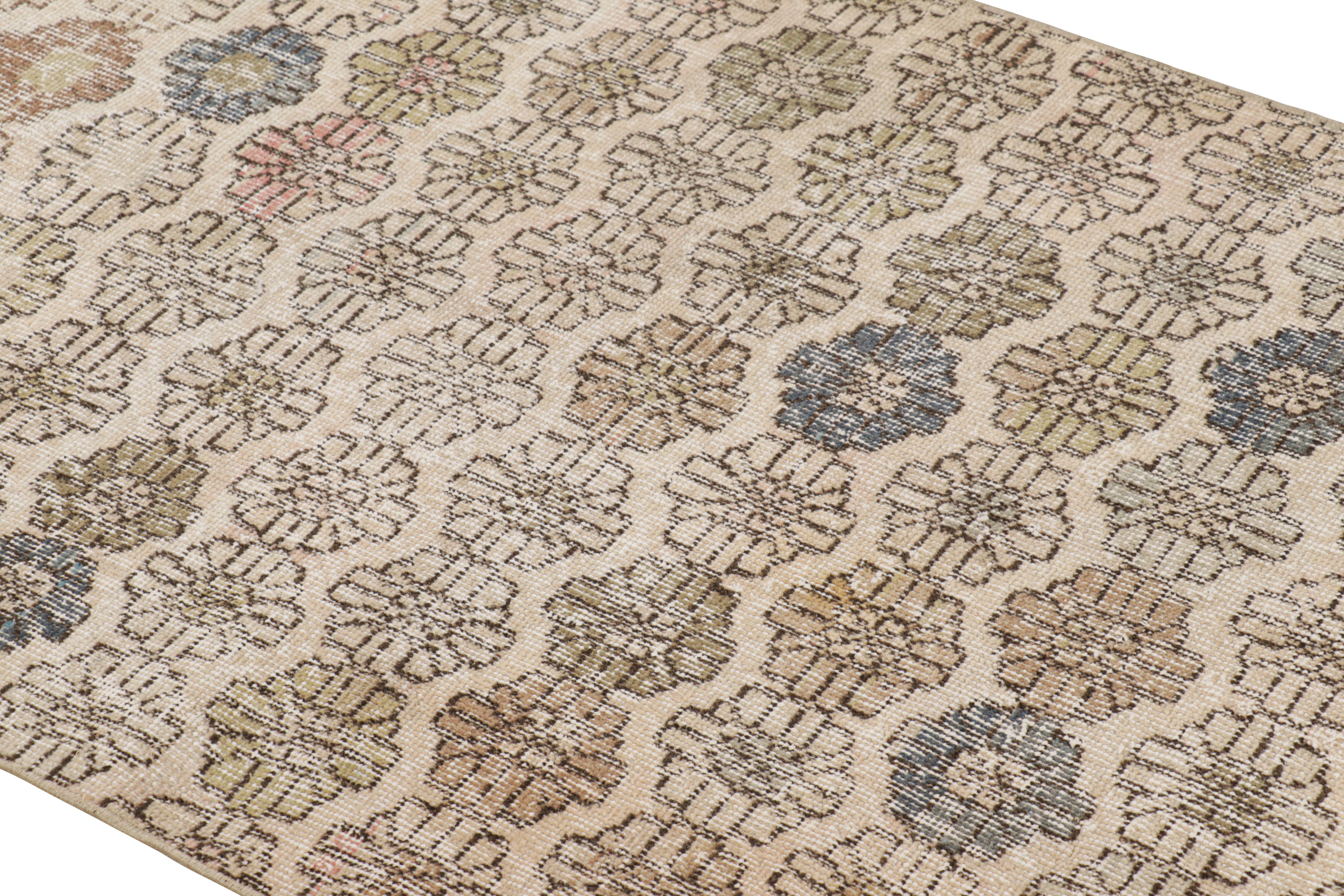 Dieser handgeknüpfte Wollteppich aus der Türkei (ca. 1960 - 1970) ist eine einzigartige Ergänzung der Rug & Kilim Collection'S mit seiner breiten Palette an Farben und floralen Mustern auf dem gesamten Feld. Der 3x6 große Vintage-Teppich von Zeki