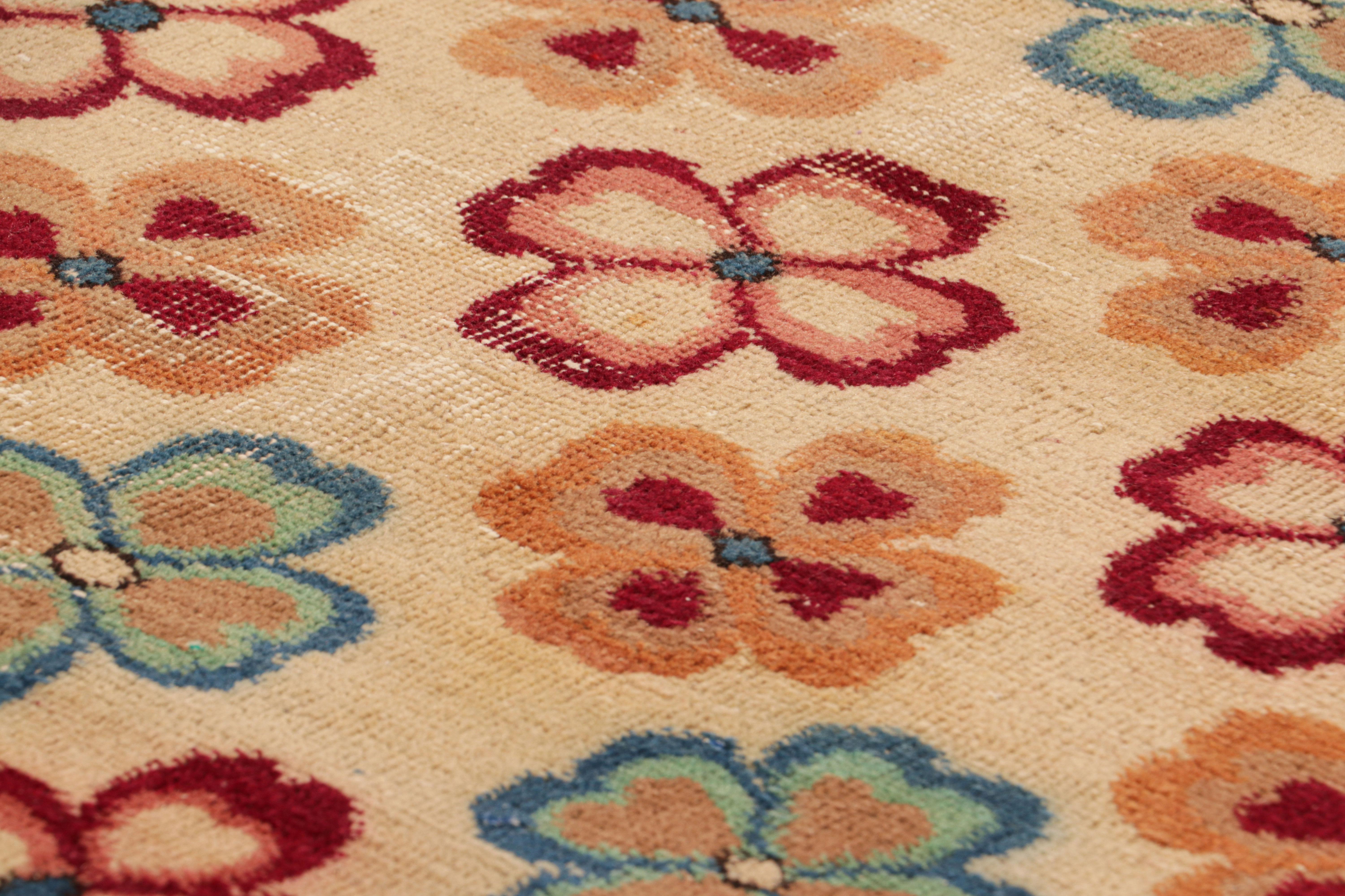 Dieser handgeknüpfte Wollläufer aus der Türkei (ca. 1960 - 1970) ist eine einzigartige Ergänzung der Rug & Kilim Collection'S. Er besticht durch seine breite Farbpalette und die floralen Muster auf dem Feld. 

Über das Design: 

Bewunderer des