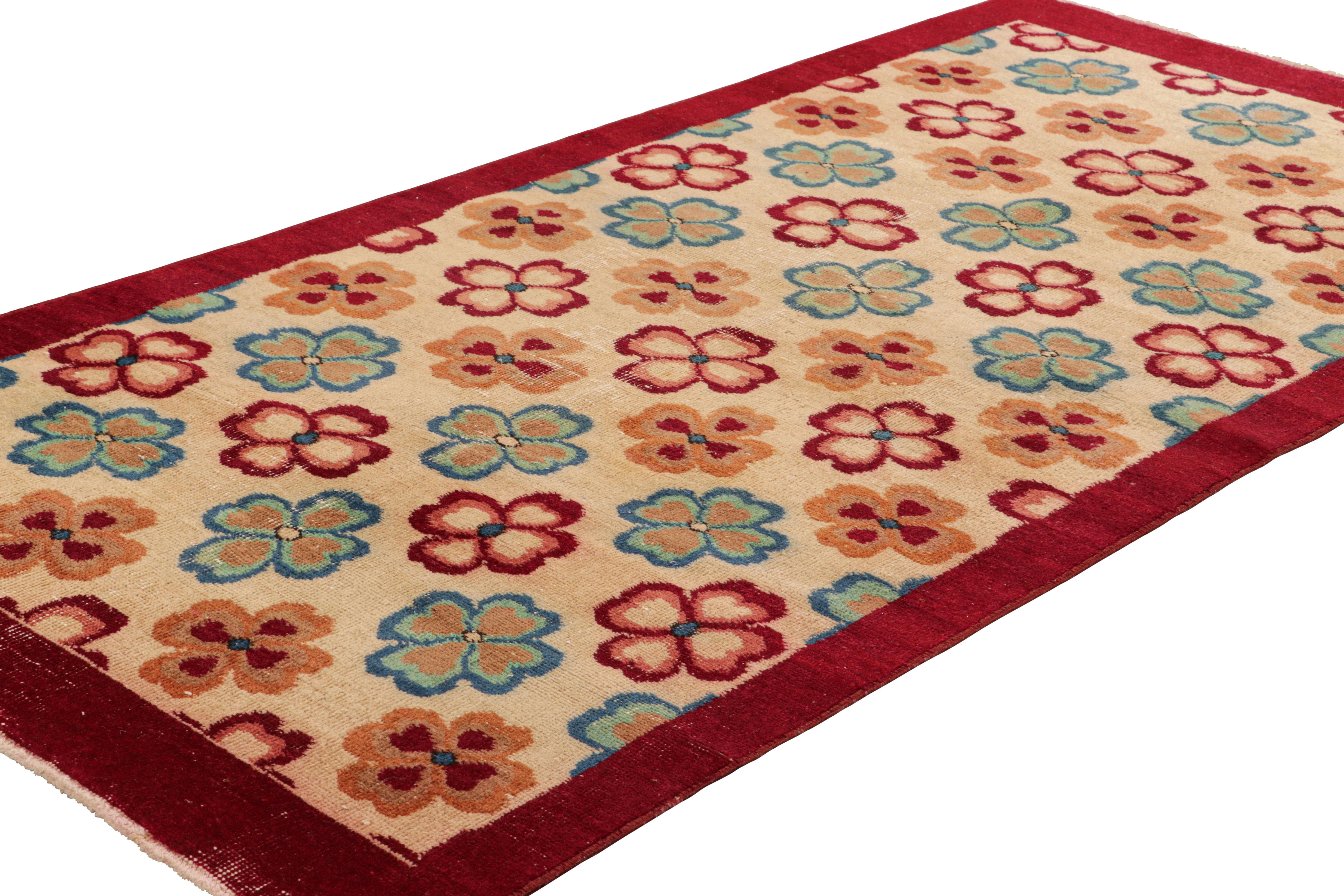 Vintage Zeki Müren Läufer in Beige mit buntem Blumenmuster von Rug & Kilim (Handgeknüpft) im Angebot