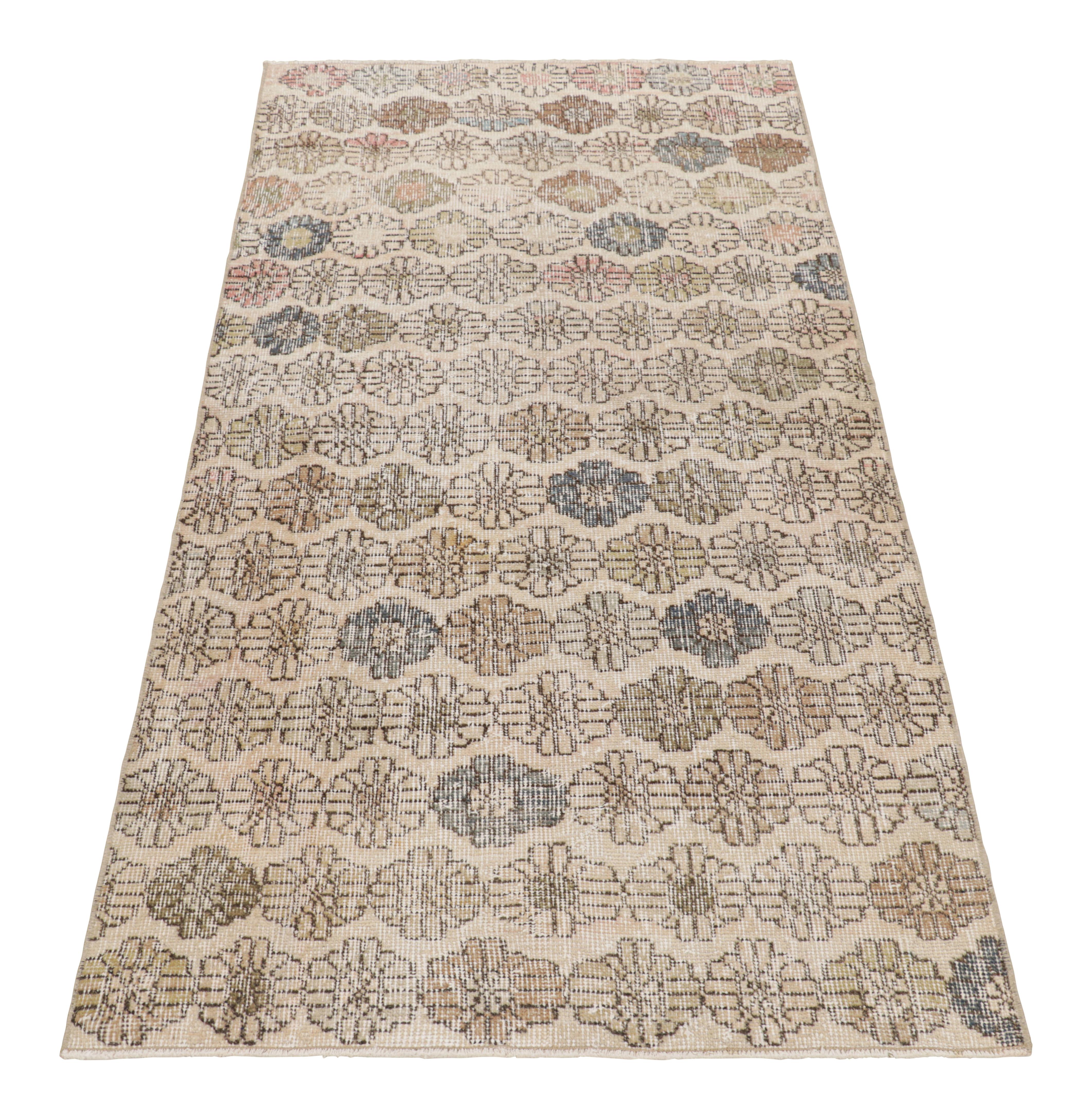 Vintage Zeki Múren Läufer in Beige mit buntem Blumenmuster von Rug & Kilim im Zustand „Gut“ im Angebot in Long Island City, NY