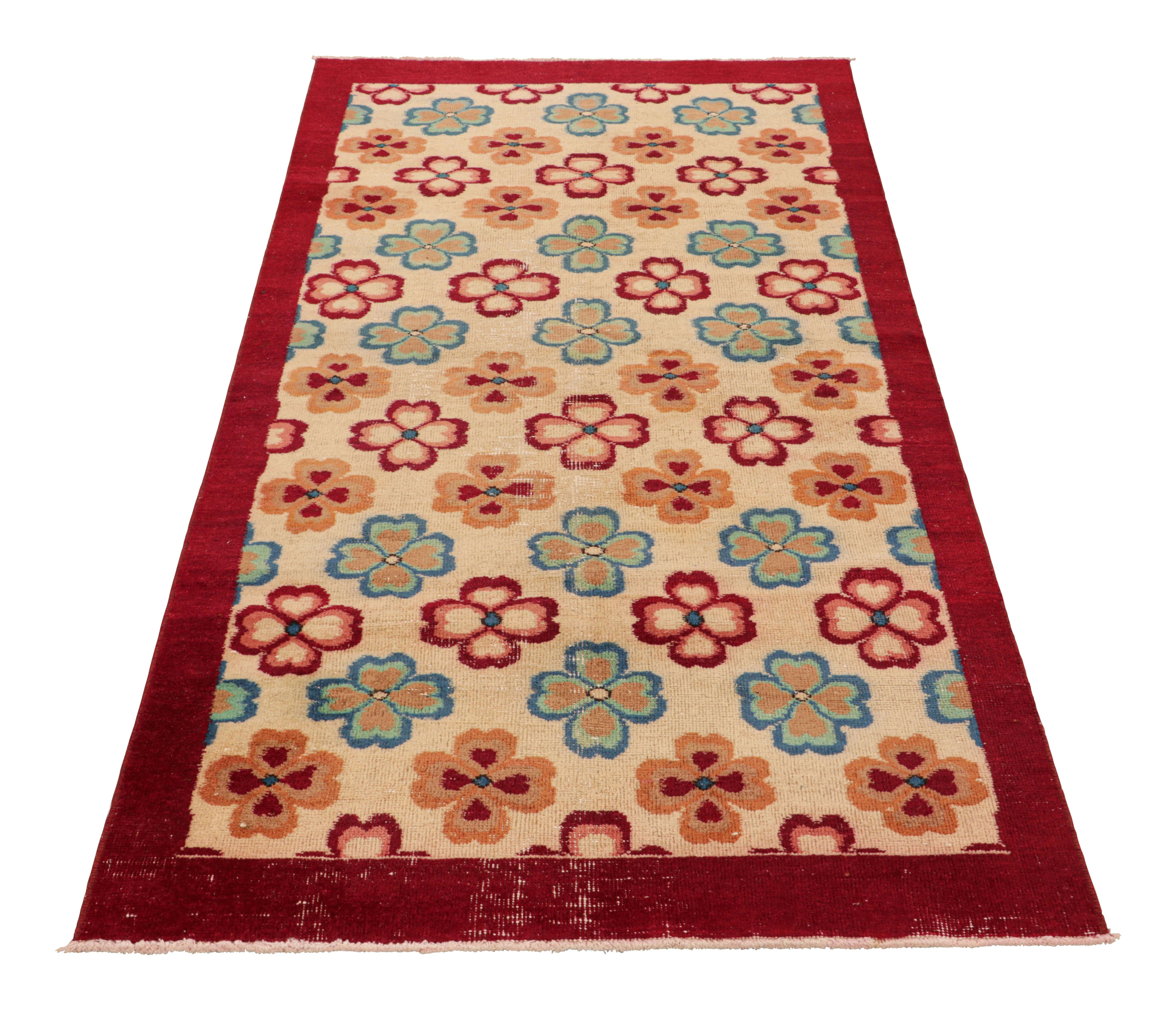 Vintage Zeki Müren Läufer in Beige mit buntem Blumenmuster von Rug & Kilim im Zustand „Gut“ im Angebot in Long Island City, NY