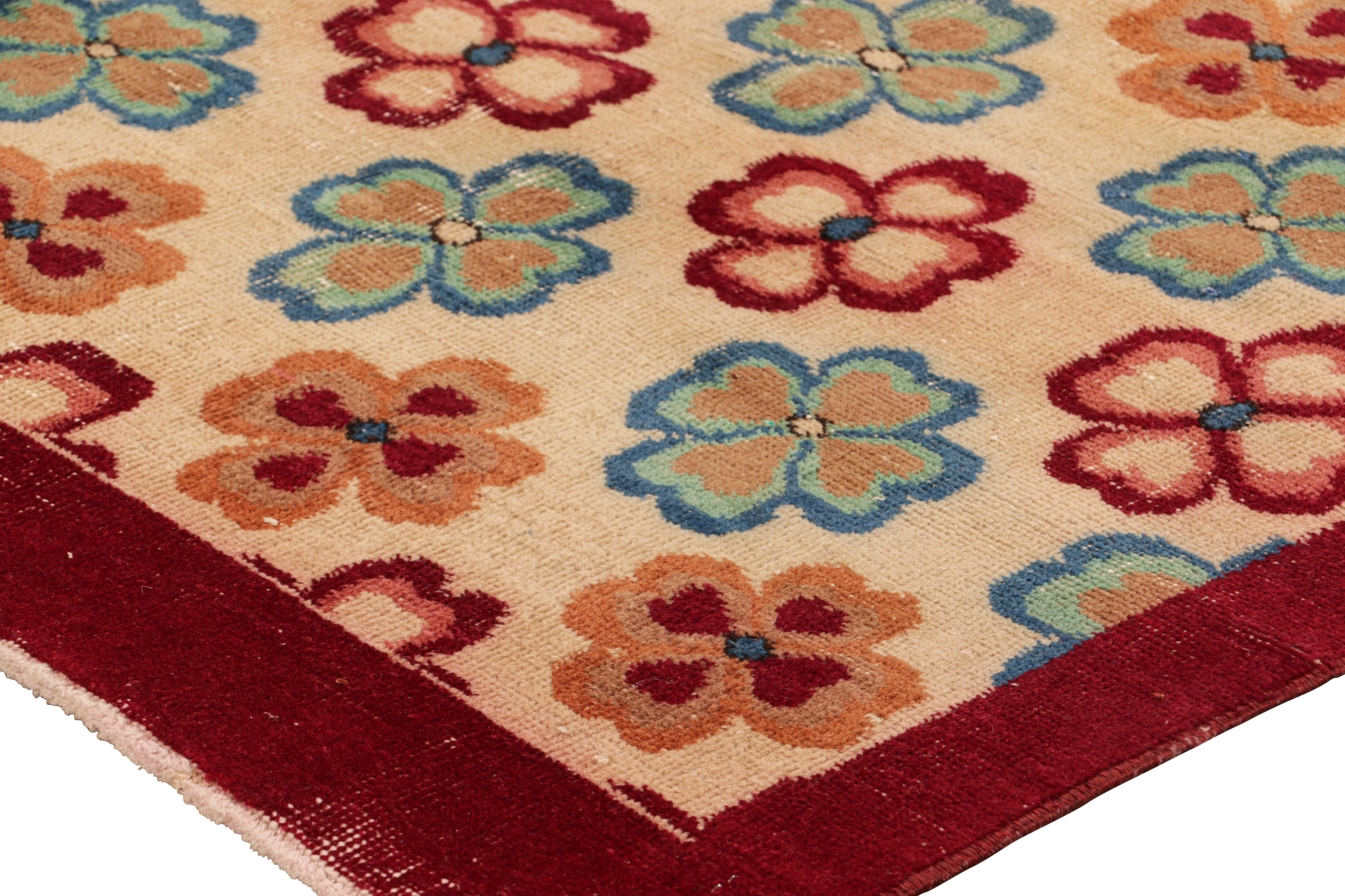 Vintage Zeki Müren Läufer in Beige mit buntem Blumenmuster von Rug & Kilim (Mitte des 20. Jahrhunderts) im Angebot
