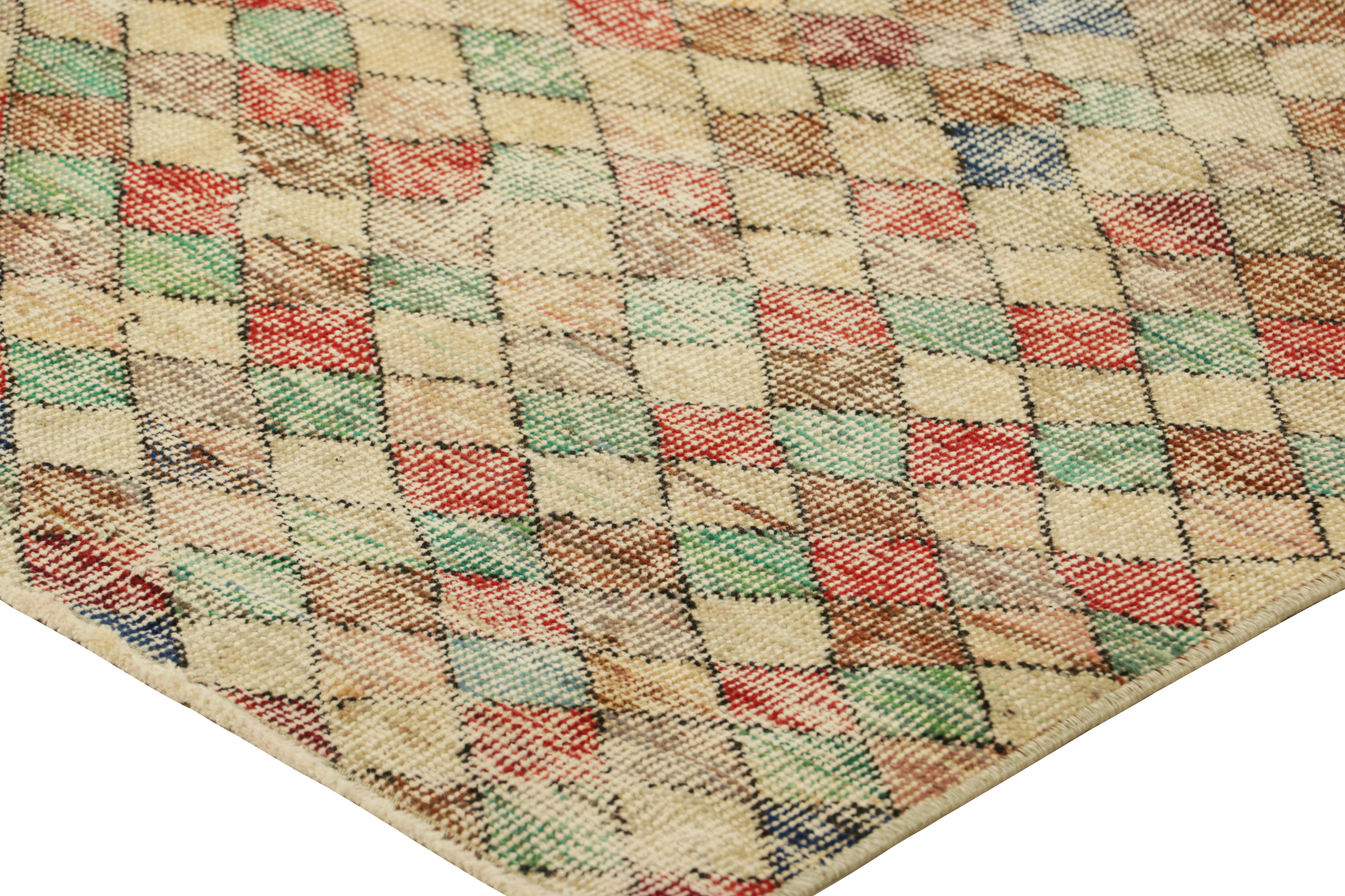 Vintage Zeki Müren Läufer in Beige mit buntem geometrischem Muster  Rug & Kilim (Mitte des 20. Jahrhunderts) im Angebot