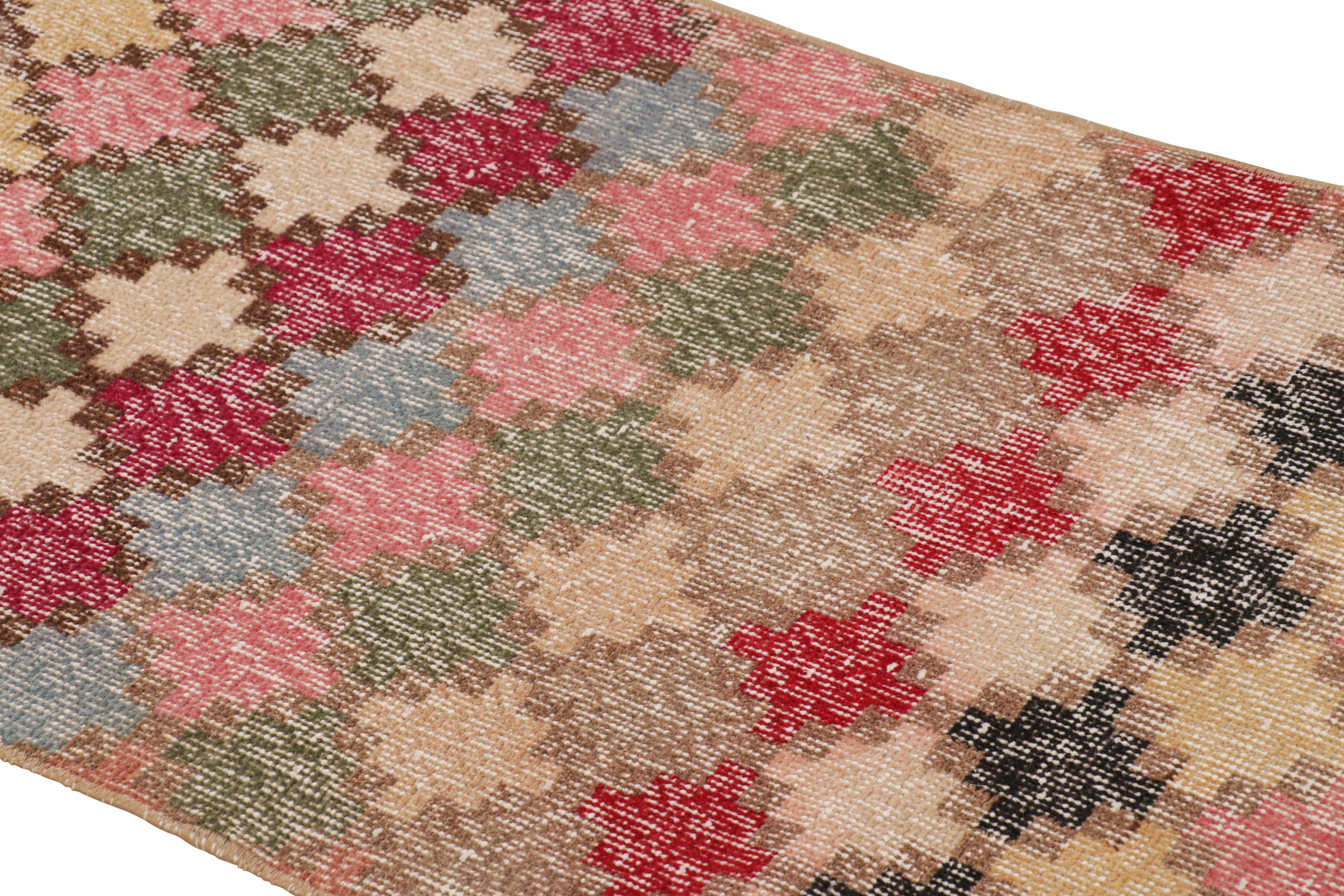 Dieser handgeknüpfte Wollläufer aus der Türkei (ca. 1960-1970) ist eine einzigartige Ergänzung der Rug & Kilim Collection'S. Er besticht durch seine breite Farbpalette und die floralen Muster auf dem Feld.

Über das Design: 

Bewunderer des