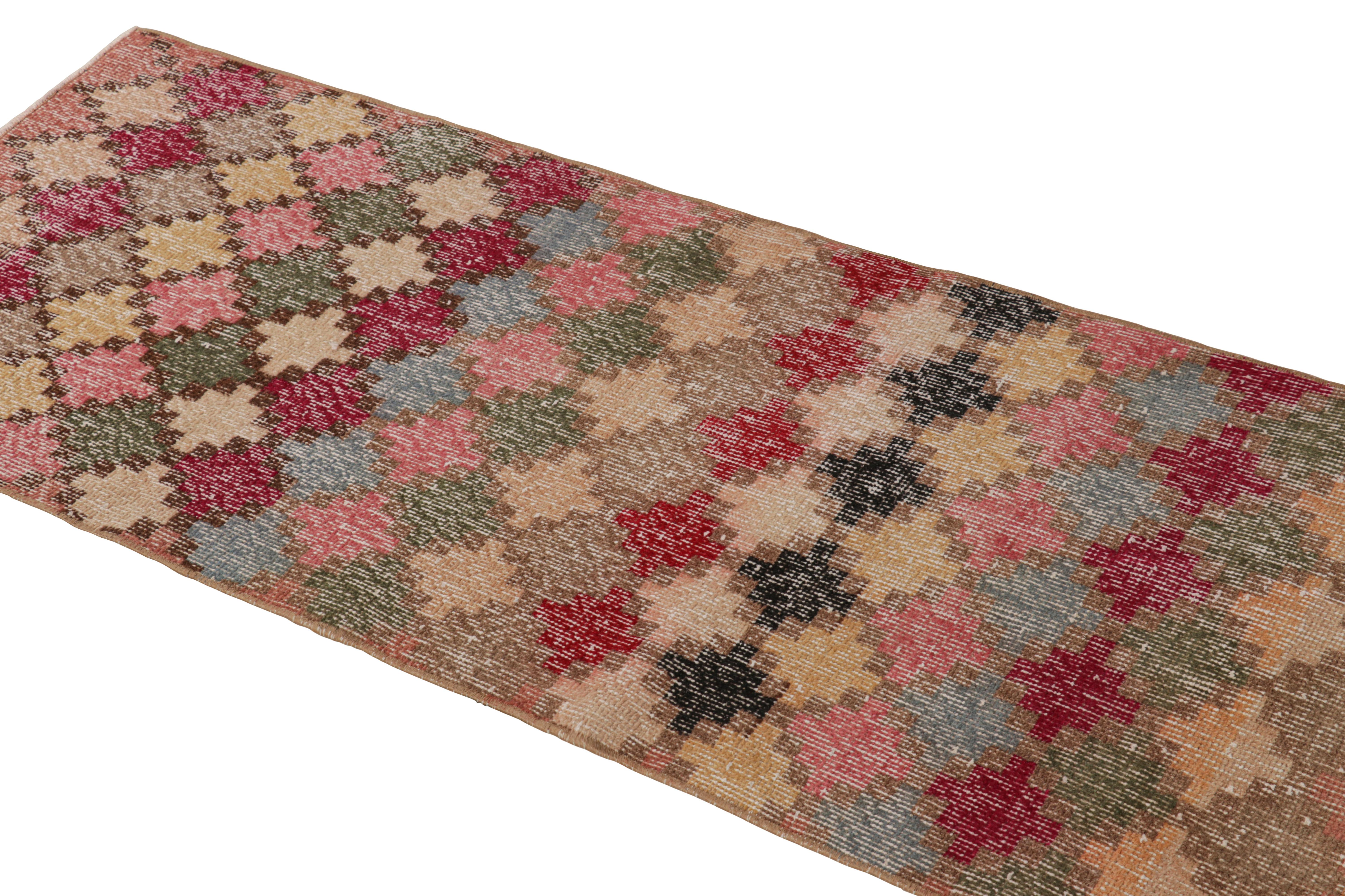 Vintage Zeki Múren Läufer in Brown mit buntem Blumenmuster von Rug & Kilim (Handgeknüpft) im Angebot