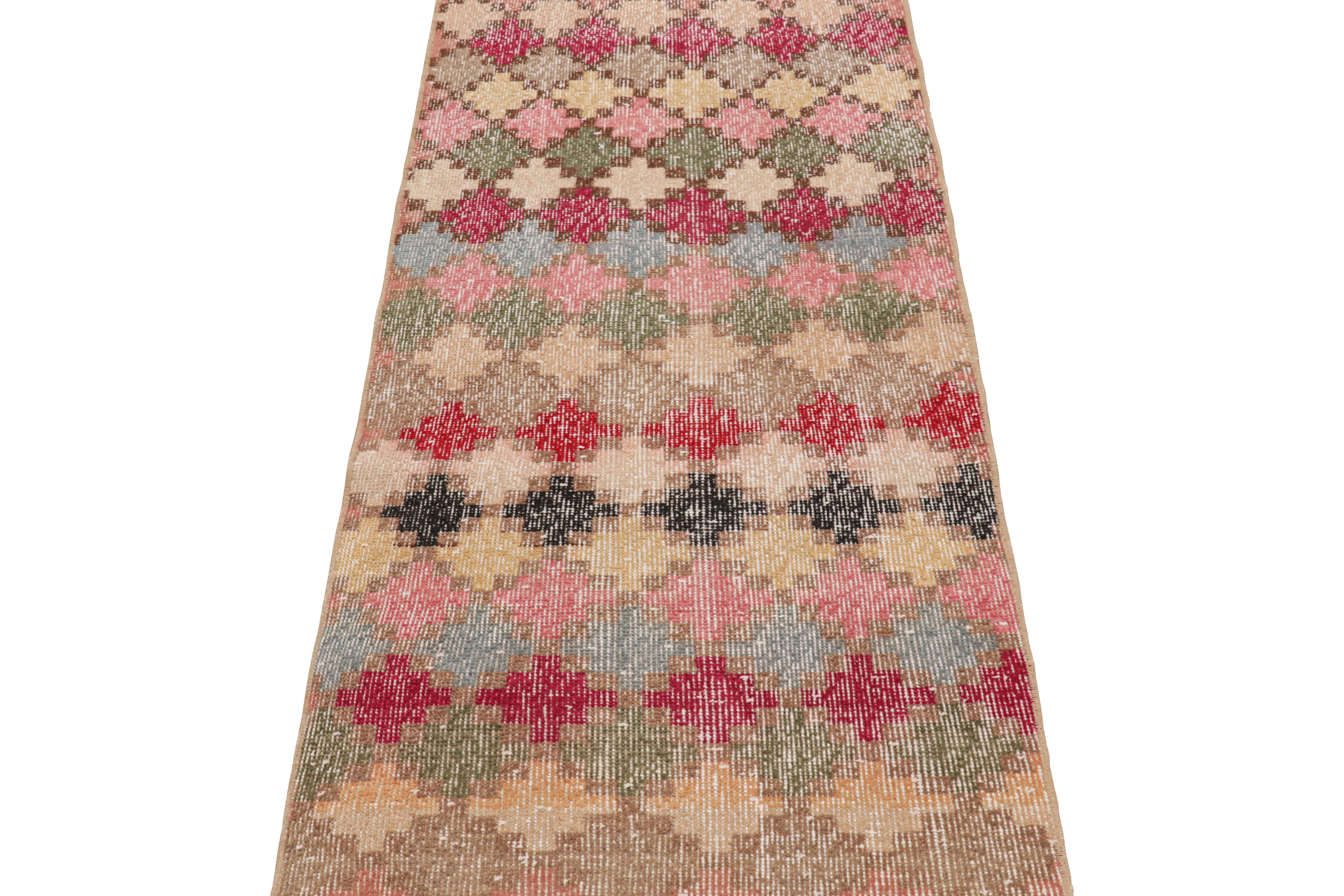 Vintage Zeki Múren Läufer in Brown mit buntem Blumenmuster von Rug & Kilim im Zustand „Gut“ im Angebot in Long Island City, NY