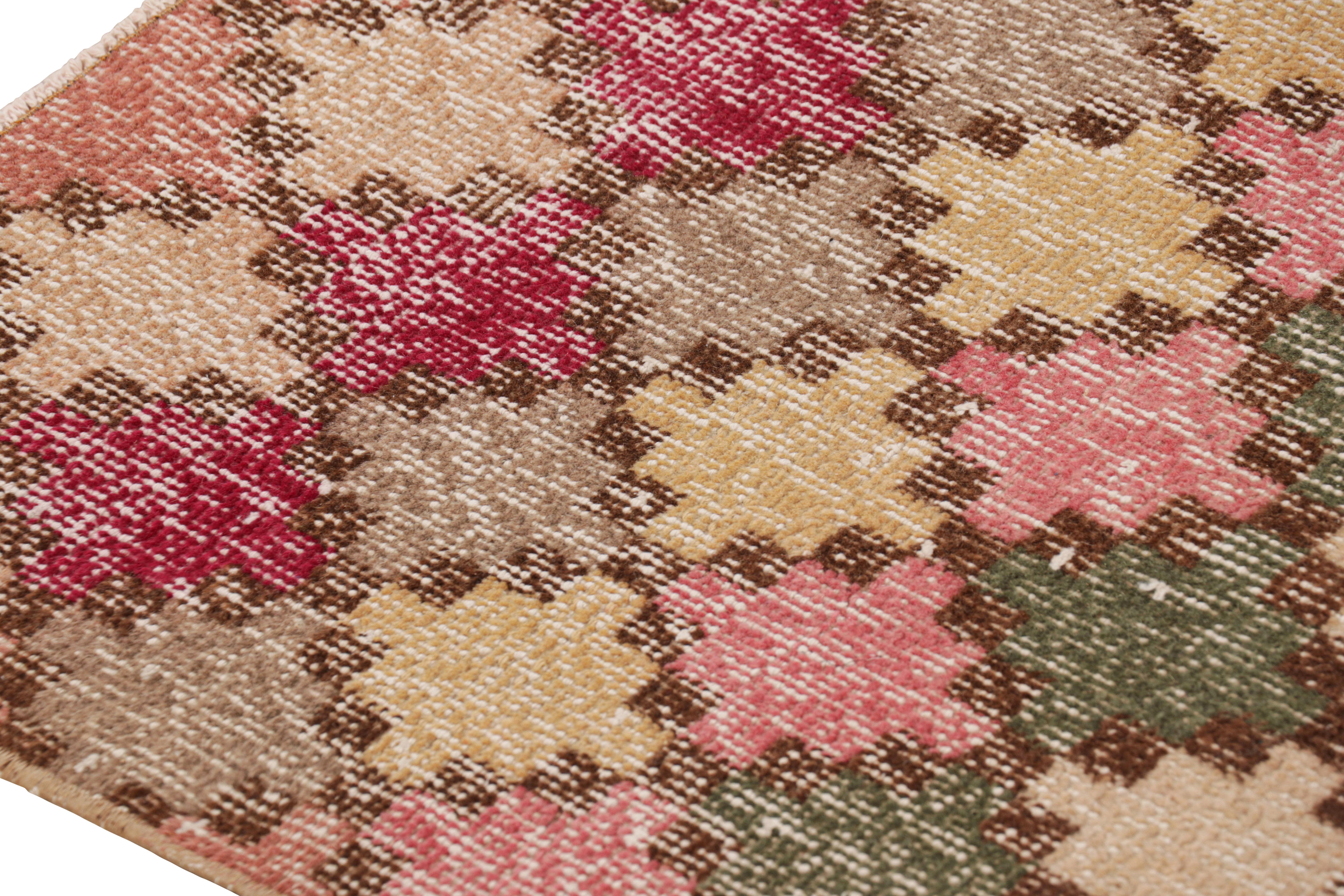 Vintage Zeki Múren Läufer in Brown mit buntem Blumenmuster von Rug & Kilim (Mitte des 20. Jahrhunderts) im Angebot