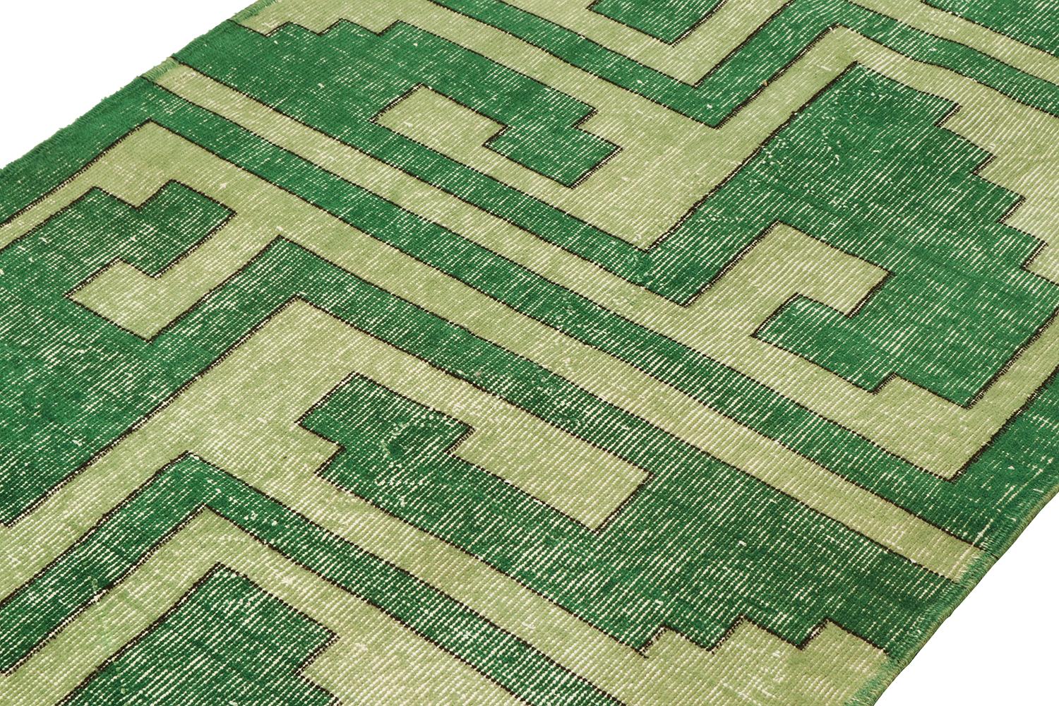 Vintage Zeki Muren-Läufer in grünem geometrischem Muster, von Rug & Kilim (Türkisch) im Angebot