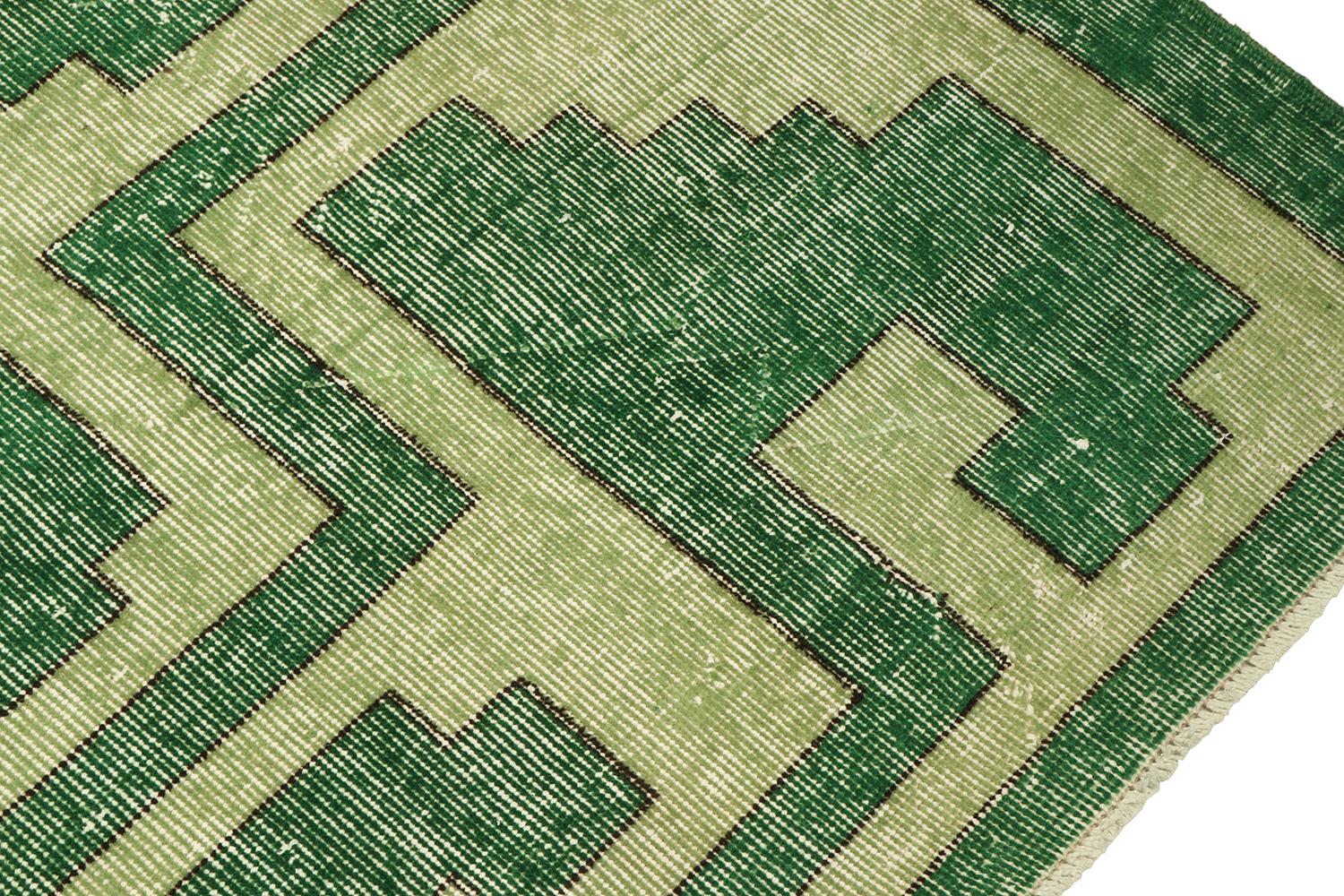 Vintage Zeki Muren-Läufer in grünem geometrischem Muster, von Rug & Kilim (Handgeknüpft) im Angebot