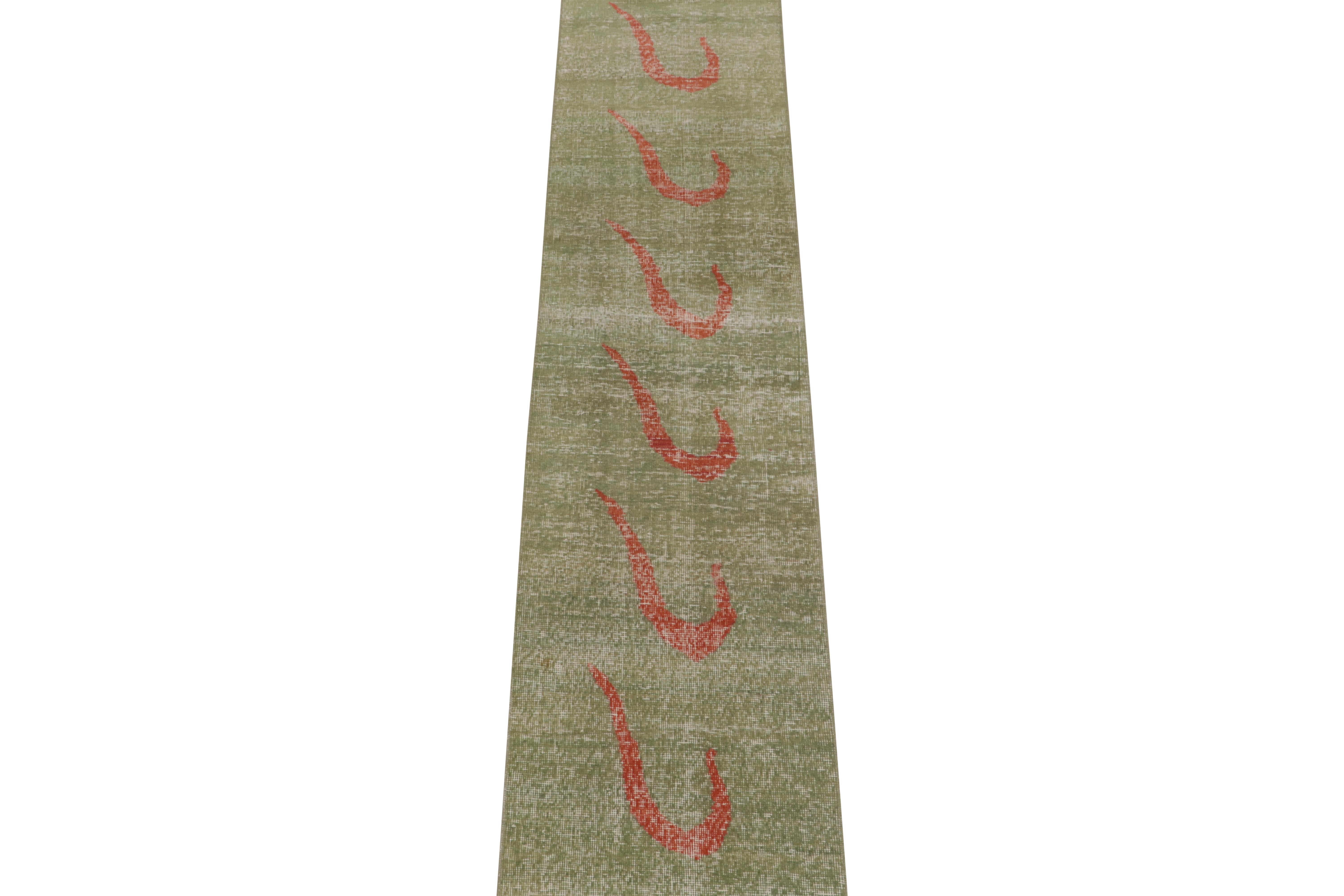 Dieser Vintage-Läufer 2x10 ist eine neue Ergänzung der Pasha Collection'S von Rug & Kilim aus der Mitte des Jahrhunderts. Diese Linie ist ein Gedenken, mit seltenen Kurationen, die unserer Meinung nach von dem multidisziplinären türkischen Designer