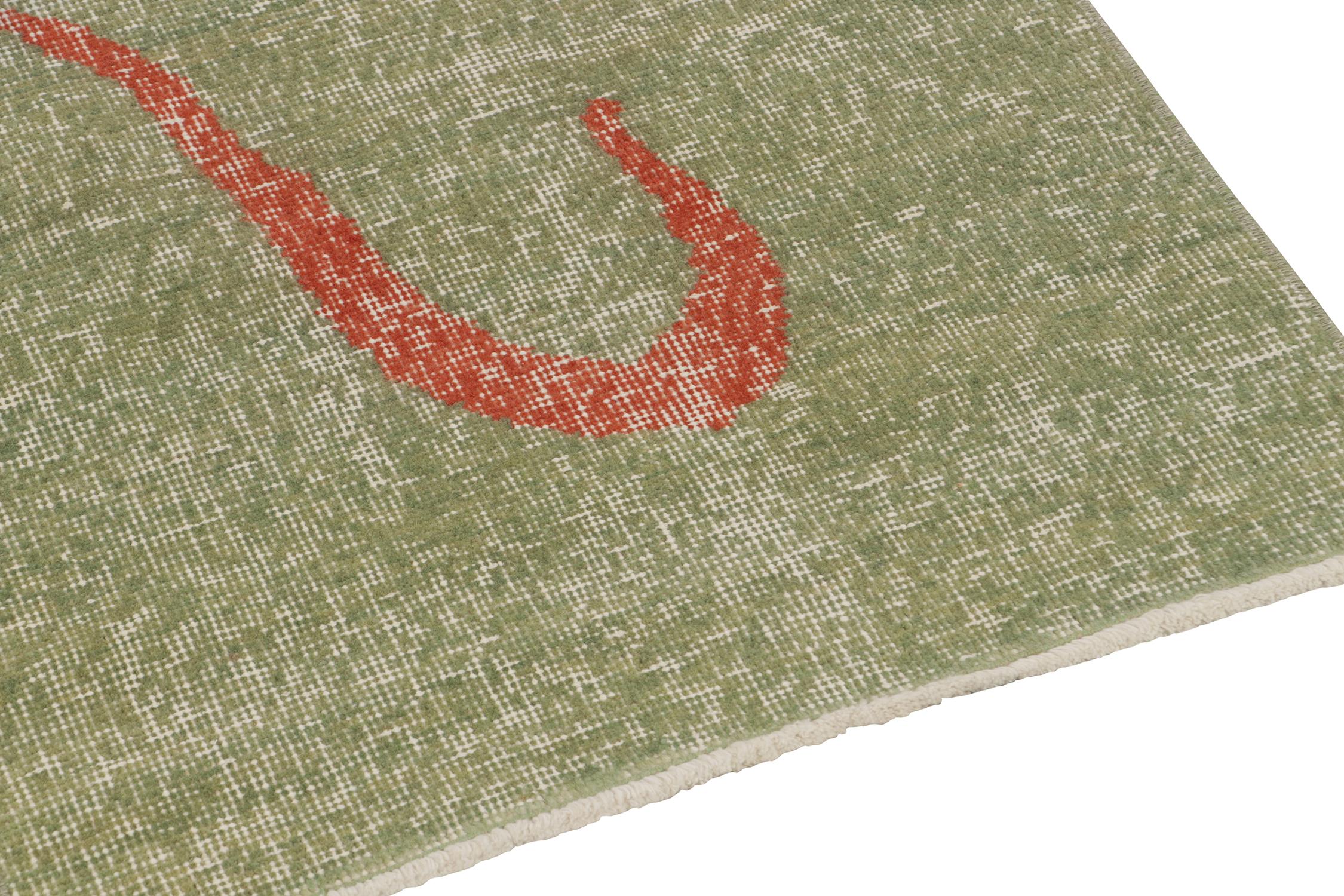 Zeki Muren Vintage-Läufer in Grün mit roten geometrischen Mustern, von Rug & Kilim im Zustand „Gut“ im Angebot in Long Island City, NY