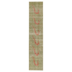 Zeki Muren Vintage-Läufer in Grün mit roten geometrischen Mustern, von Rug & Kilim