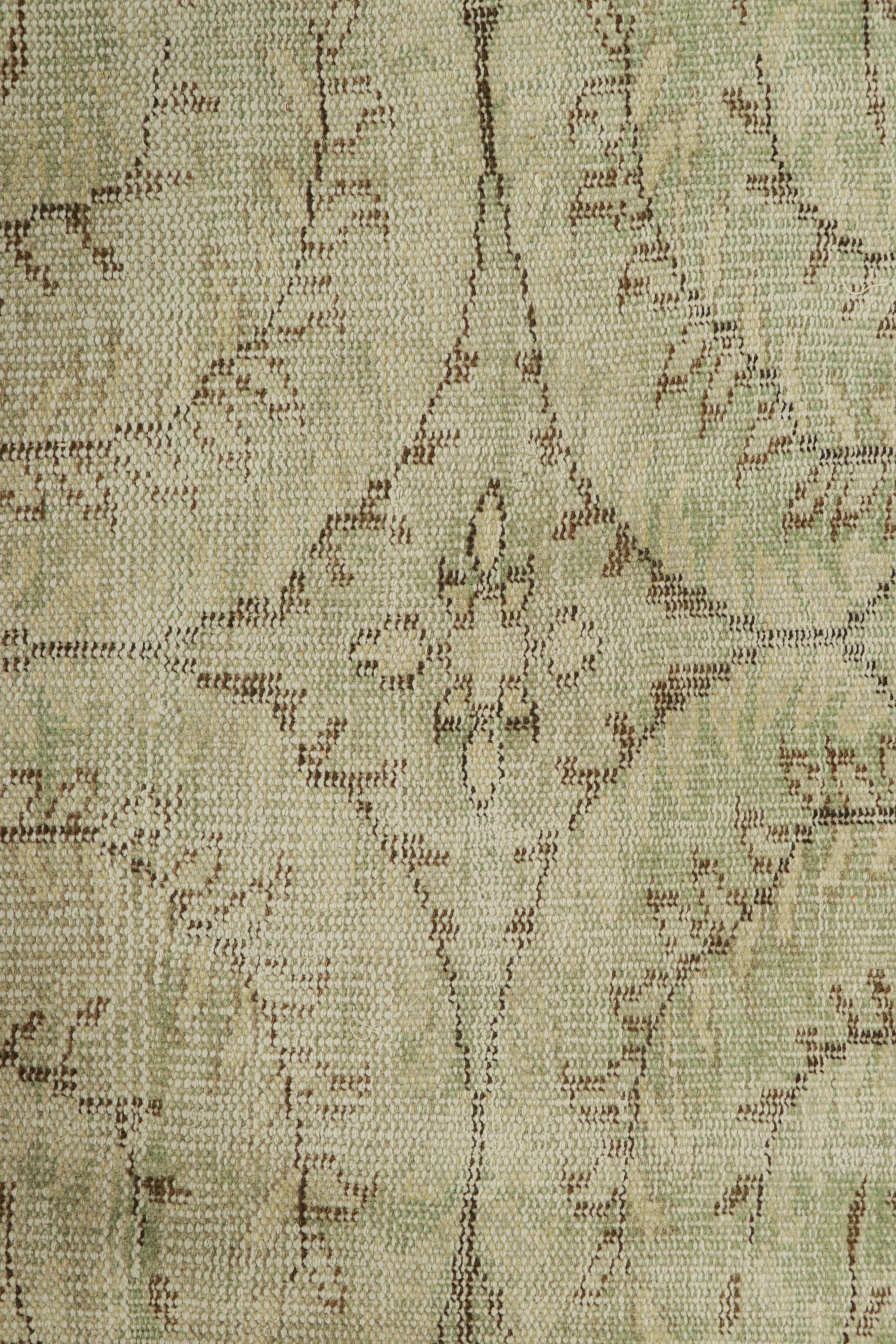 Vintage Zeki Müren Läufer in Hellgrün mit Blumenmustern  Rug & Kilim (Türkisch) im Angebot