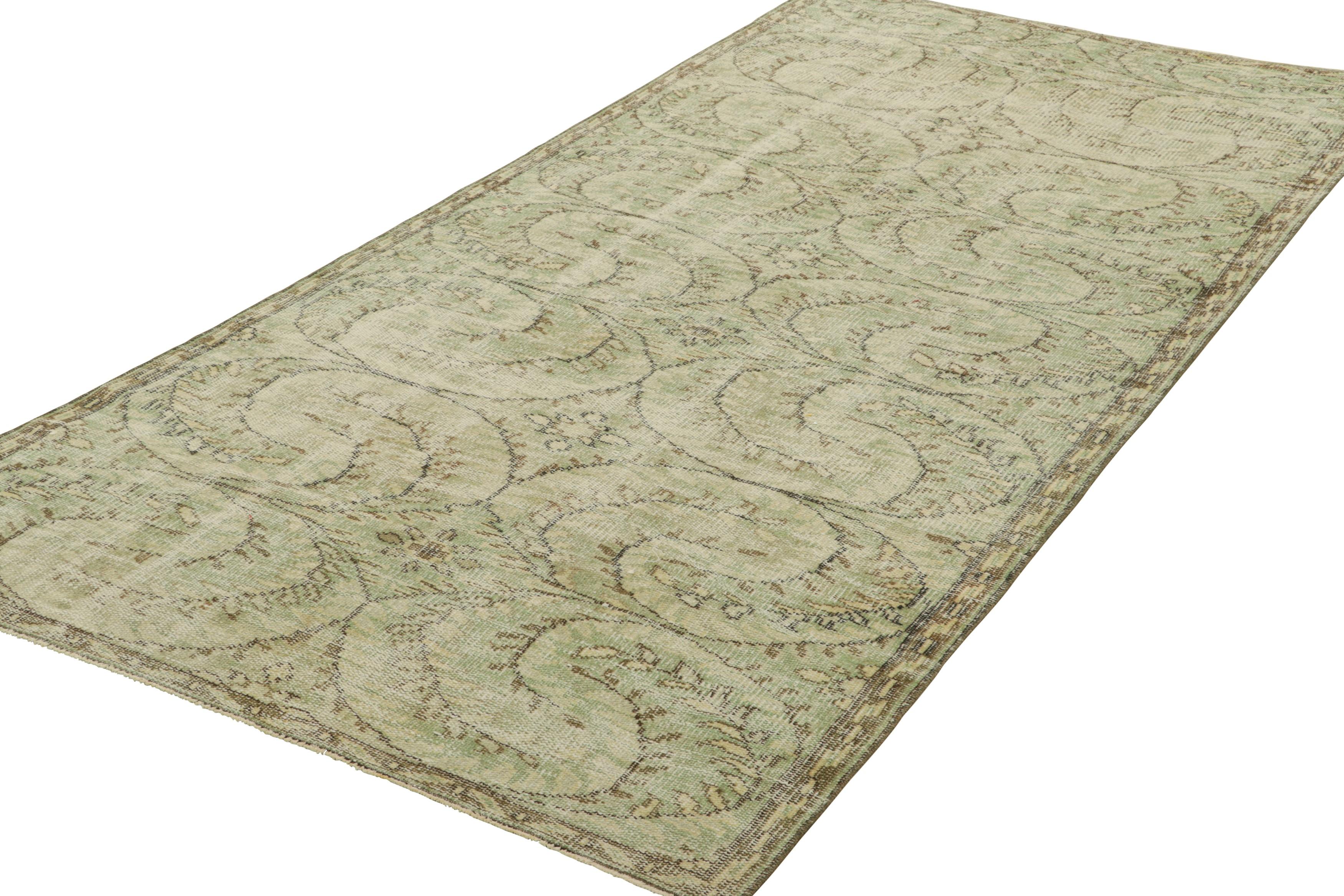 Vintage Zeki Müren Läufer in Hellgrün mit Blumenmustern  Rug & Kilim (Handgeknüpft) im Angebot
