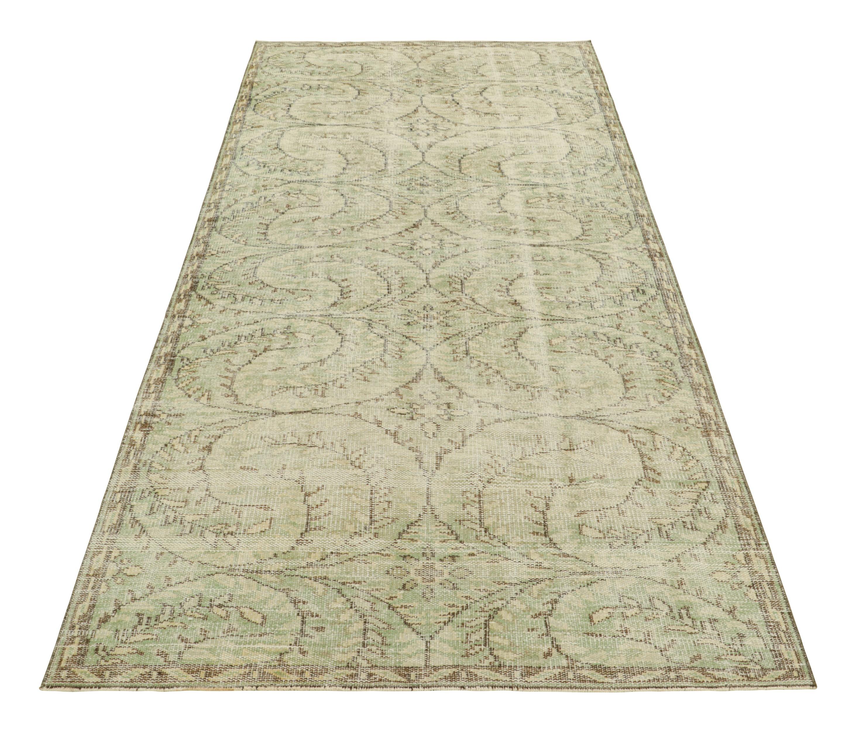 Vintage Zeki Müren Läufer in Hellgrün mit Blumenmustern  Rug & Kilim im Zustand „Gut“ im Angebot in Long Island City, NY