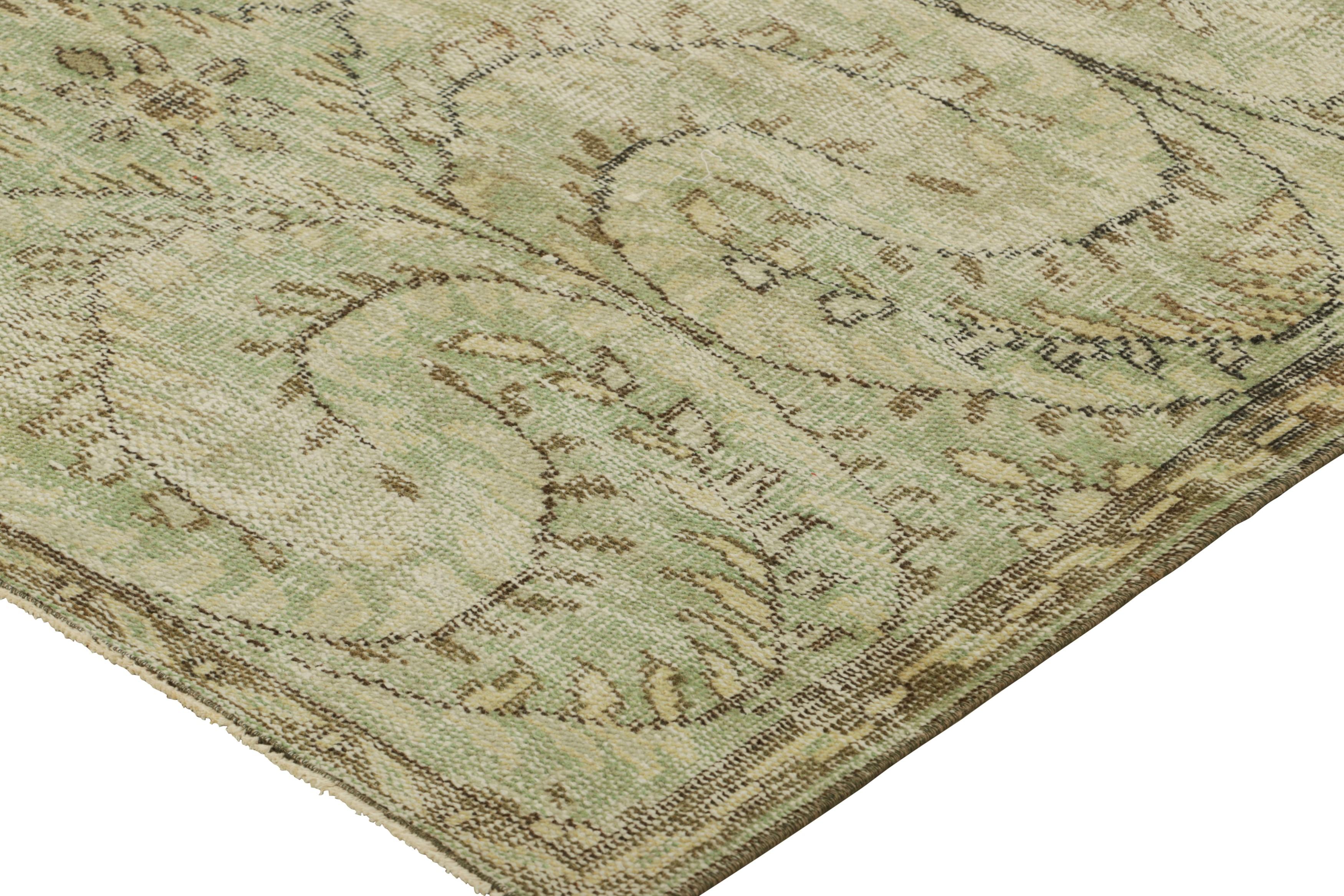 Vintage Zeki Müren Läufer in Hellgrün mit Blumenmustern  Rug & Kilim (Mitte des 20. Jahrhunderts) im Angebot
