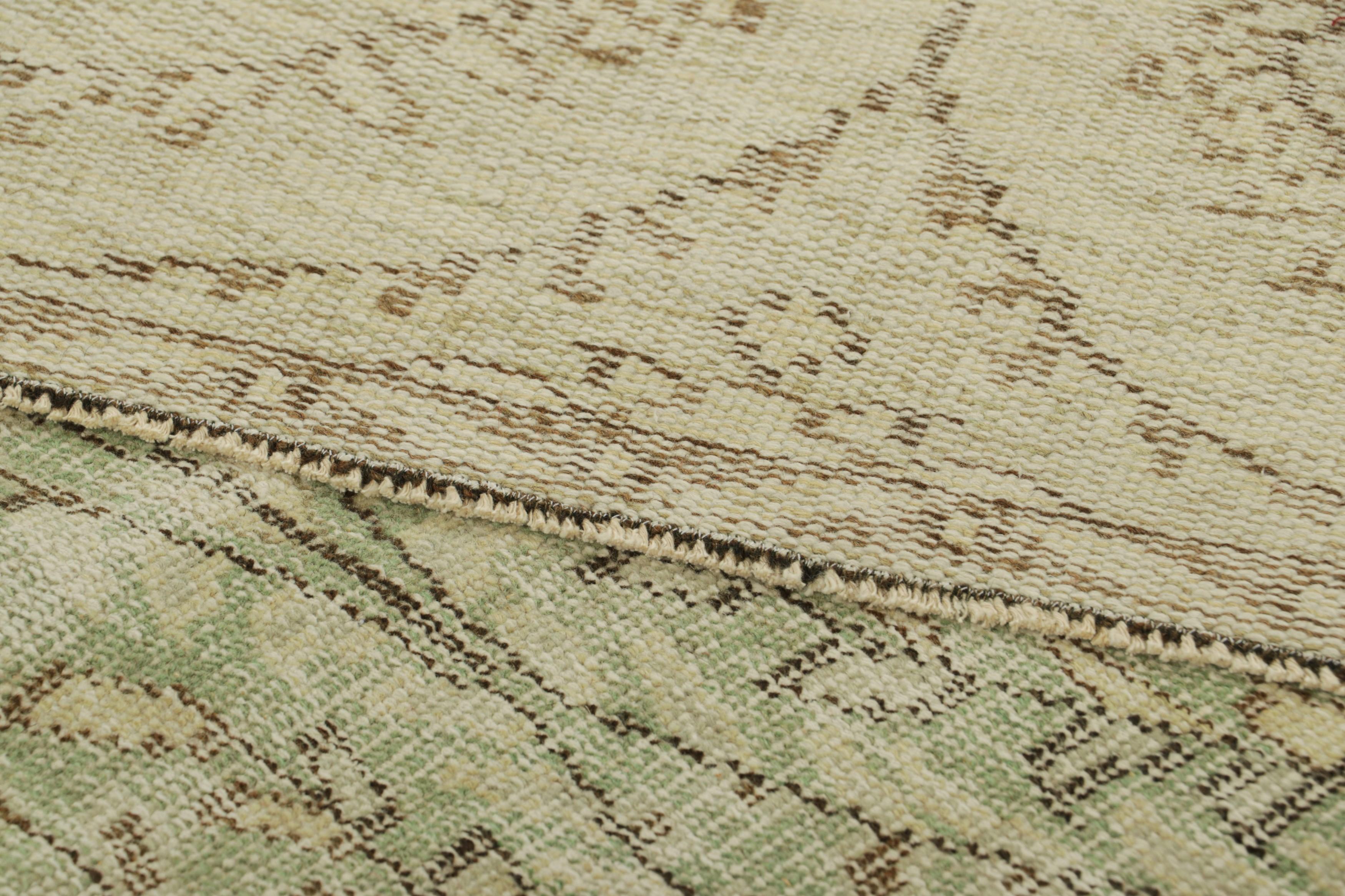 Vintage Zeki Müren Läufer in Hellgrün mit Blumenmustern  Rug & Kilim (Wolle) im Angebot