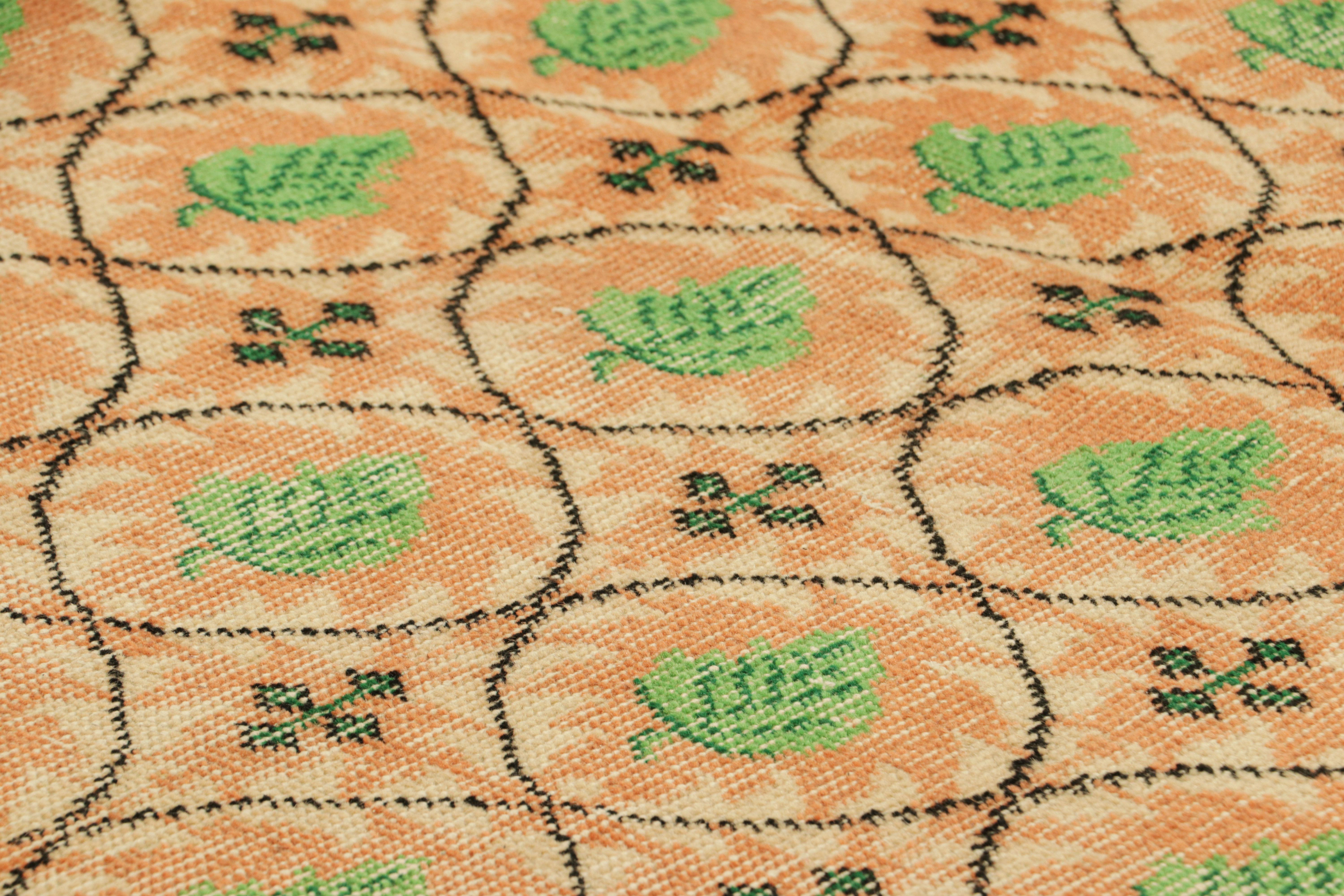 Dieser handgeknüpfte Wollläufer aus der Türkei (ca. 1960-1970) ist eine einzigartige Ergänzung der Rug & Kilim Collection'S. Er besticht durch seine ungewöhnlichen Farben und die geometrischen und Blattmuster auf dem Feld. 

Über das Design: 

Ein