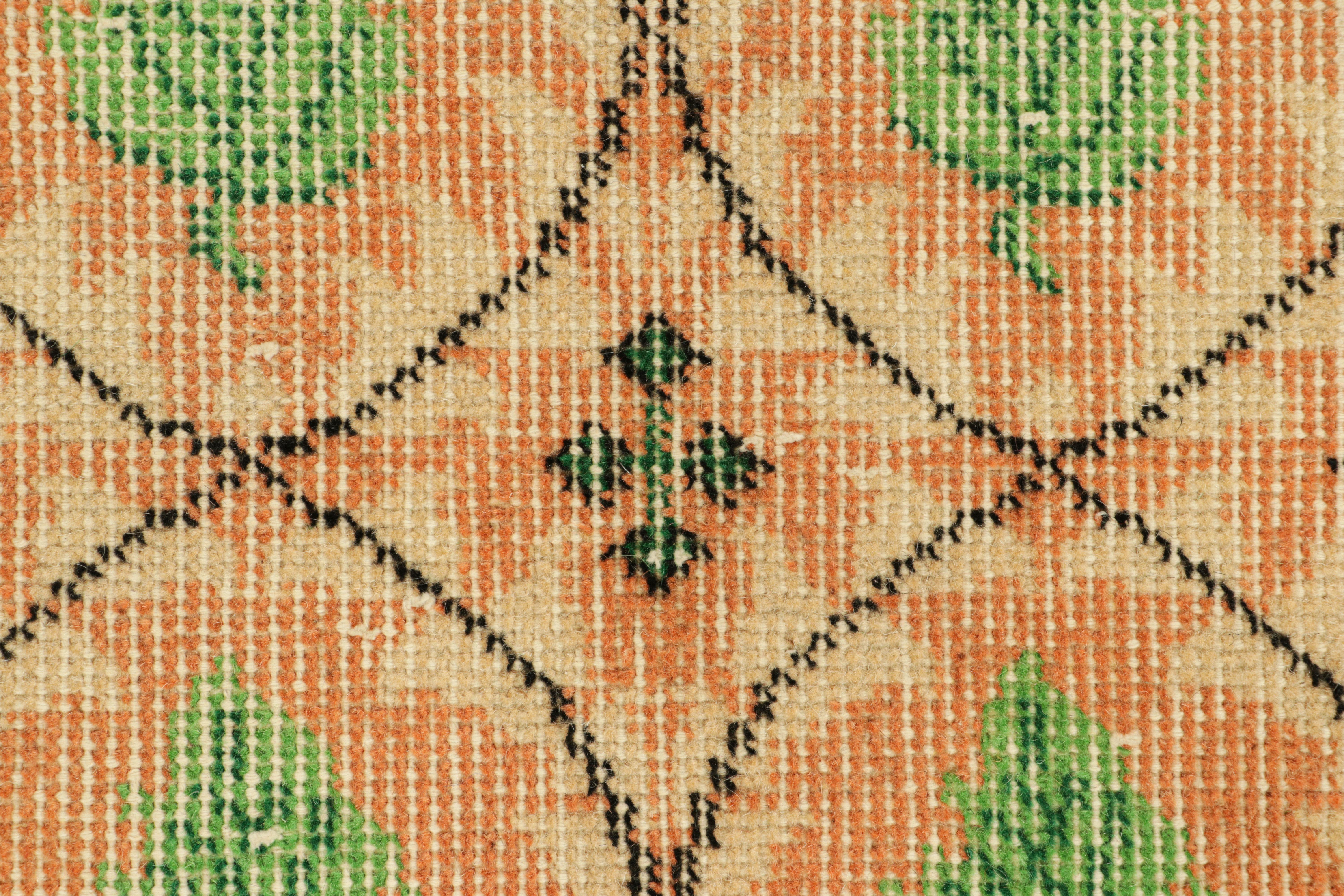 Vintage Zeki Müren Läufer in Pfirsich mit grünen Blumenmustern von Rug & Kilim (Türkisch) im Angebot