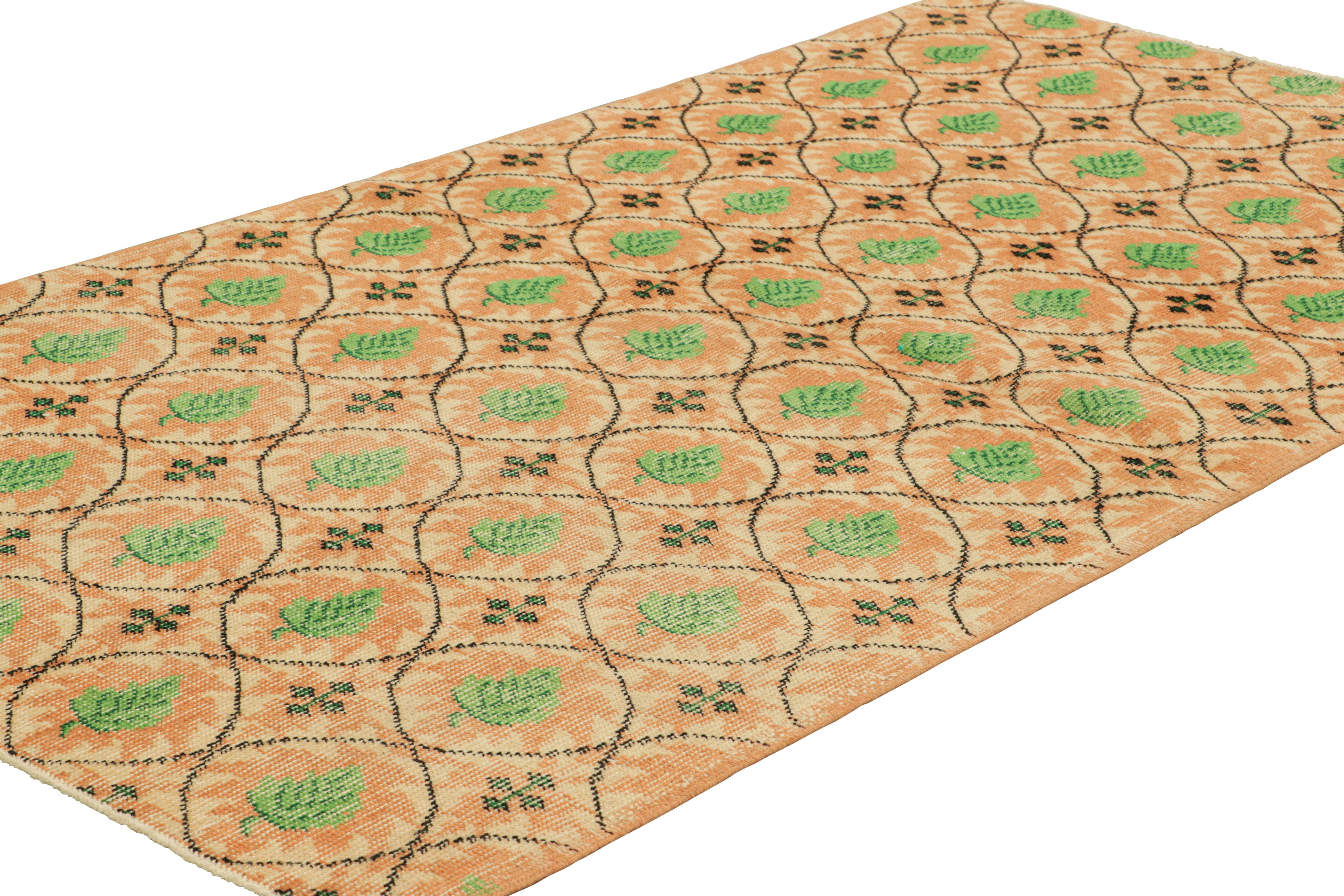 Vintage Zeki Müren L�äufer in Pfirsich mit grünen Blumenmustern von Rug & Kilim (Handgeknüpft) im Angebot