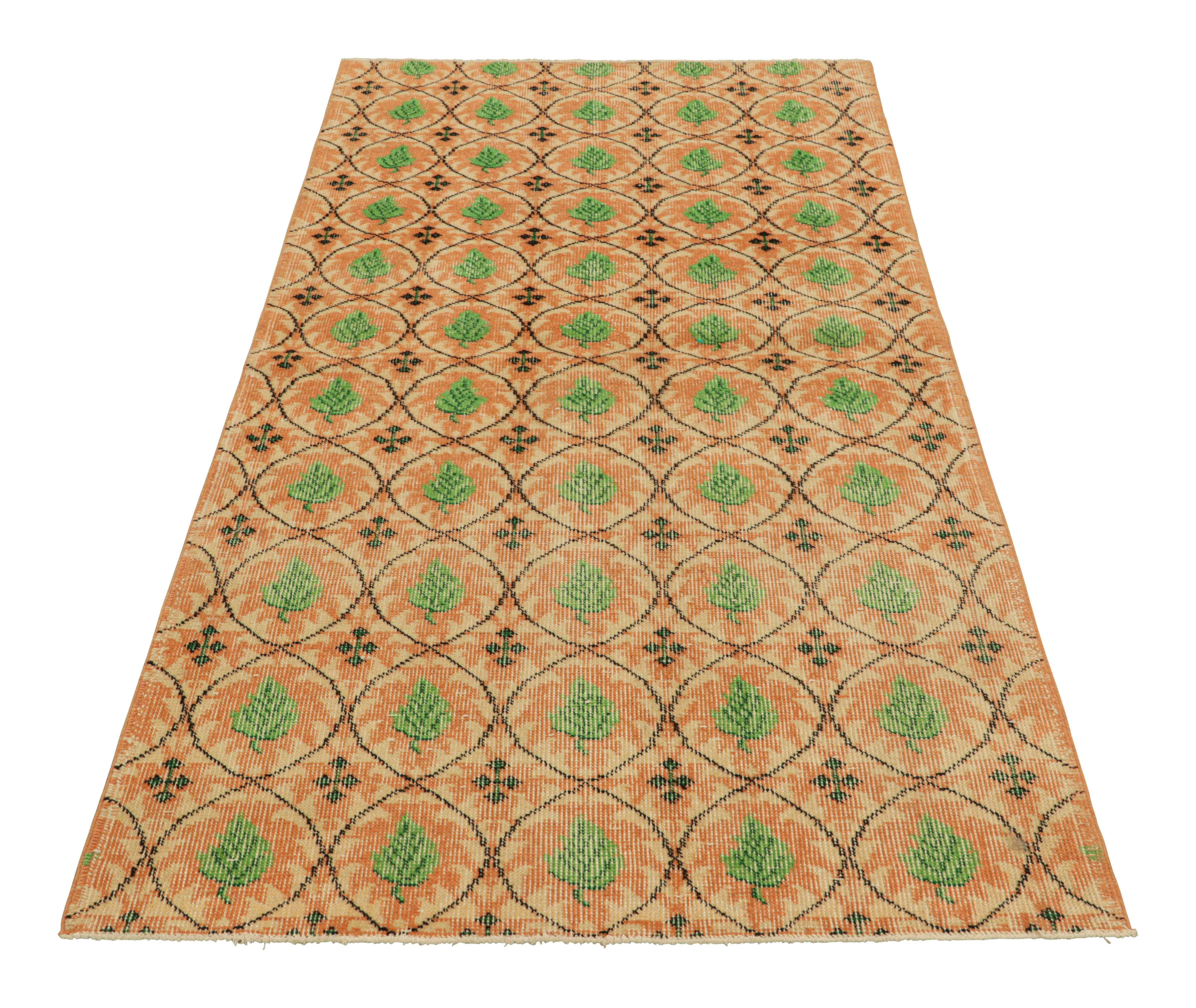 Vintage Zeki Müren Läufer in Pfirsich mit grünen Blumenmustern von Rug & Kilim im Zustand „Gut“ im Angebot in Long Island City, NY