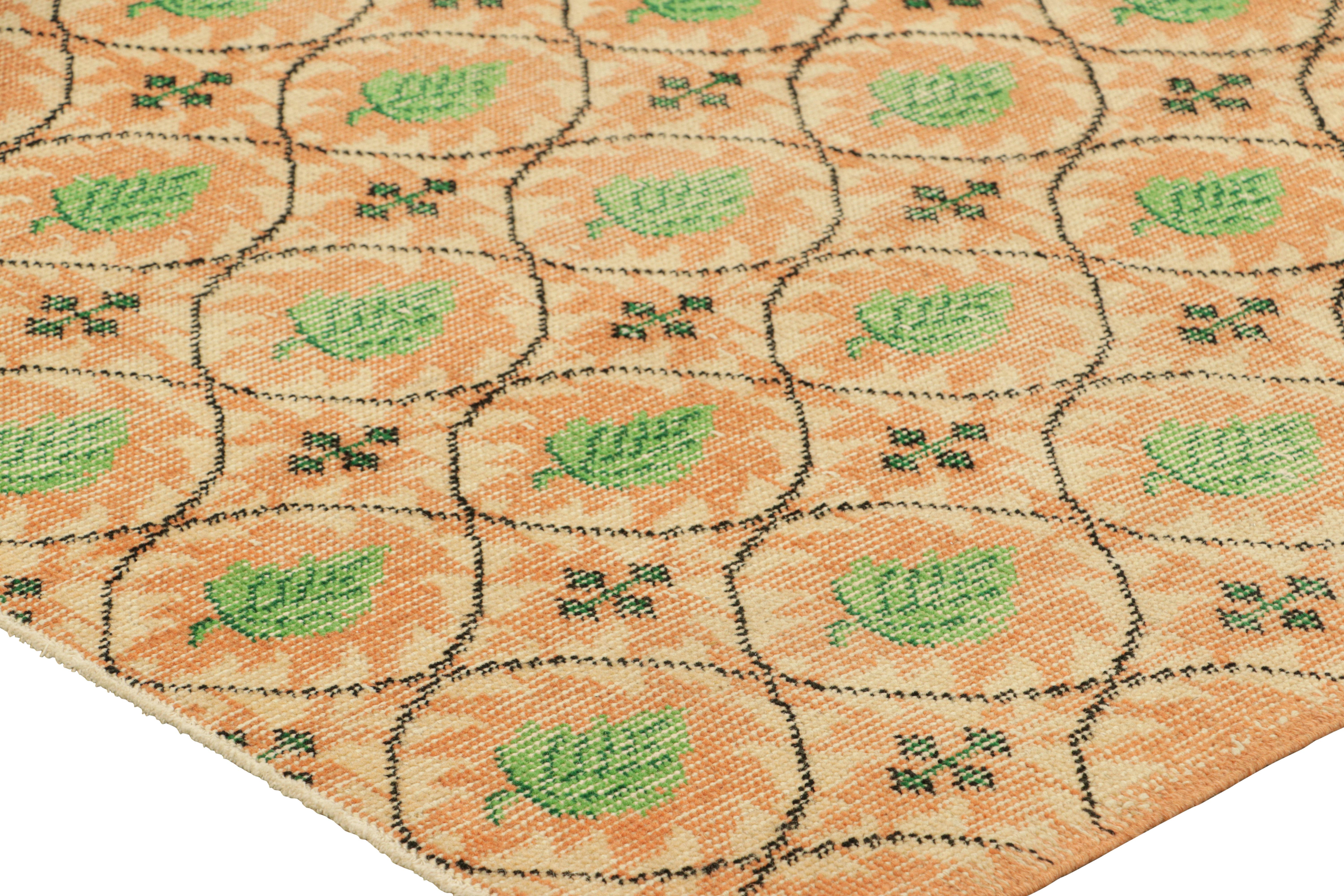 Vintage Zeki Müren Läufer in Pfirsich mit grünen Blumenmustern von Rug & Kilim (Mitte des 20. Jahrhunderts) im Angebot