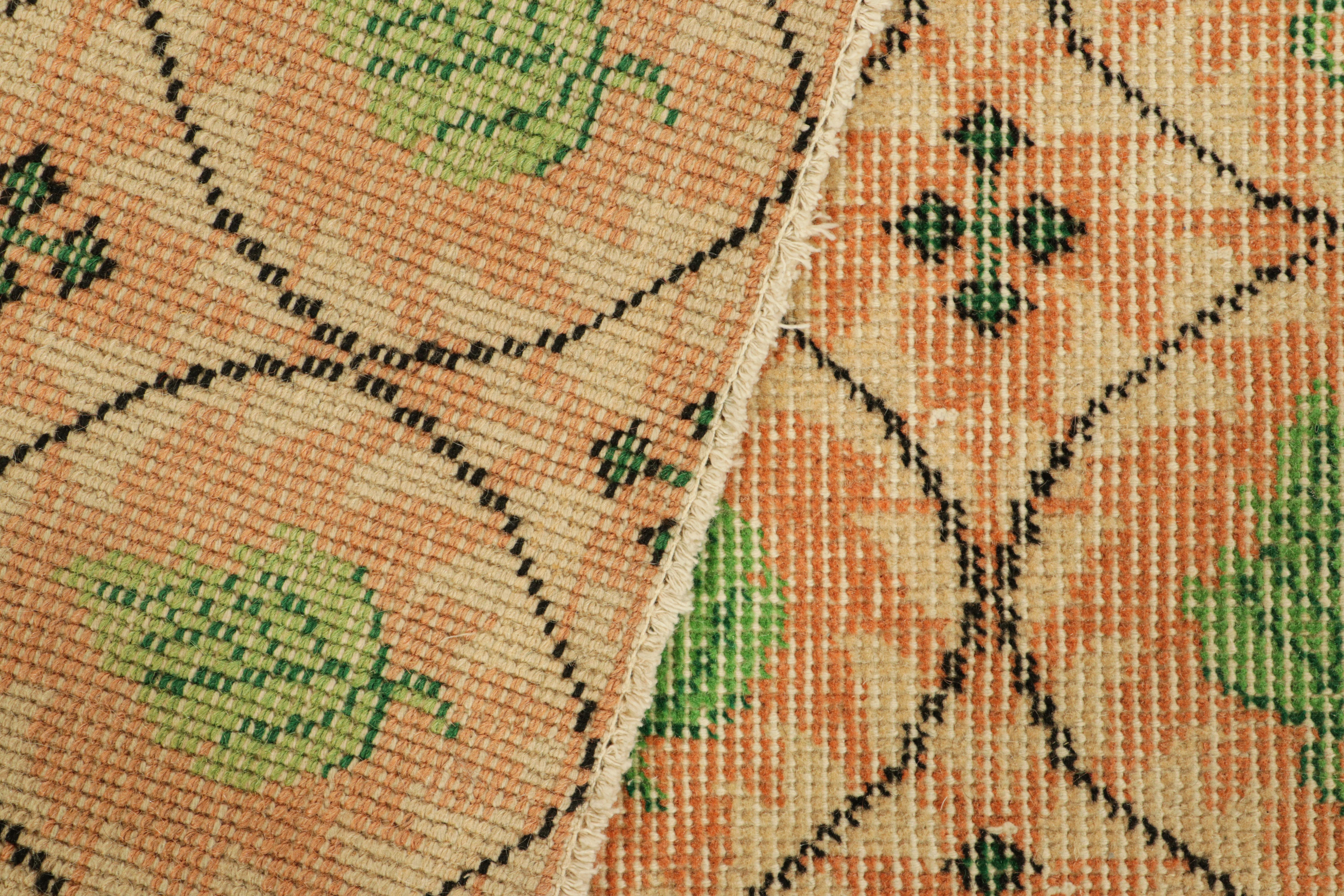 Vintage Zeki Müren Läufer in Pfirsich mit grünen Blumenmustern von Rug & Kilim (Wolle) im Angebot