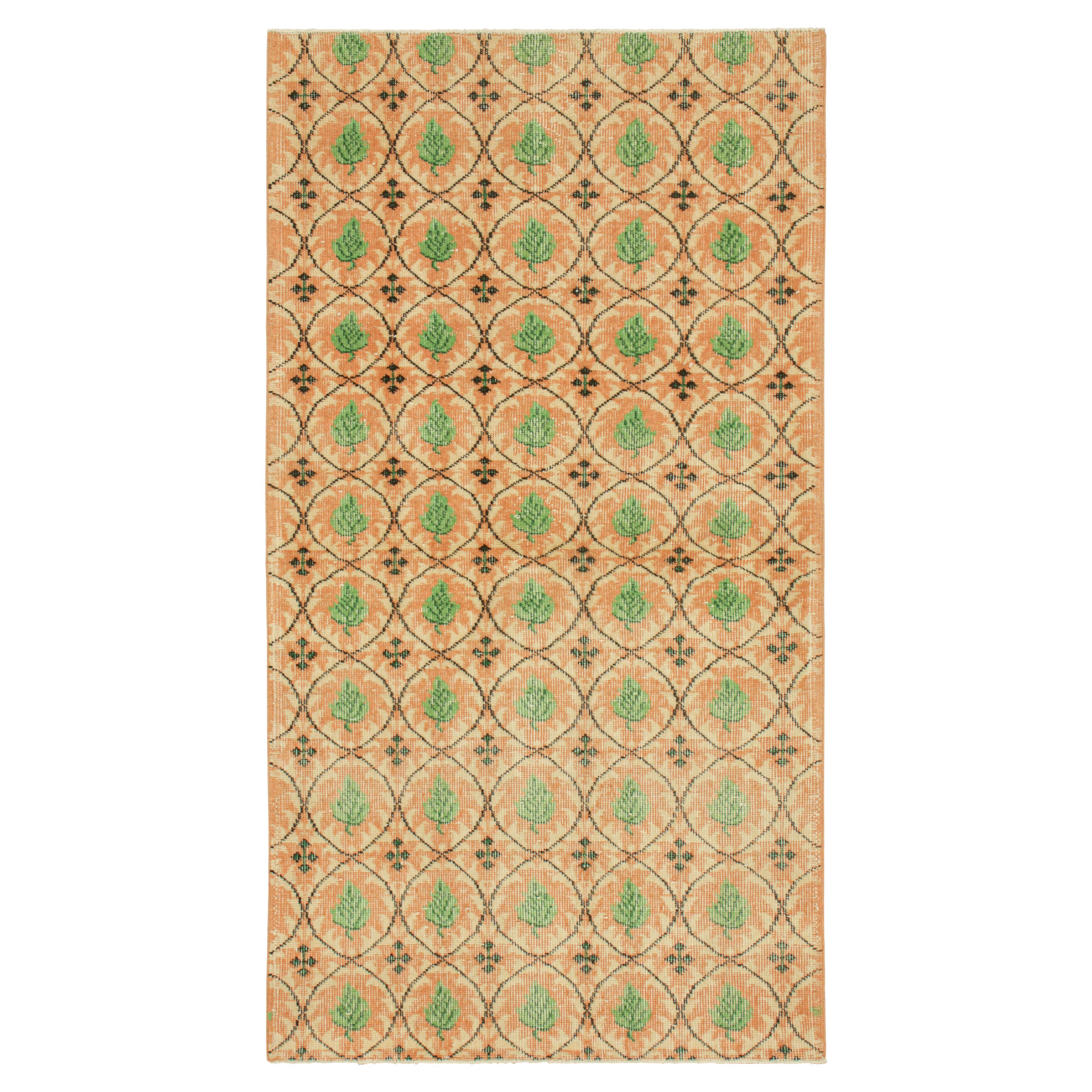 Vintage Zeki Müren Läufer in Pfirsich mit grünen Blumenmustern von Rug & Kilim im Angebot