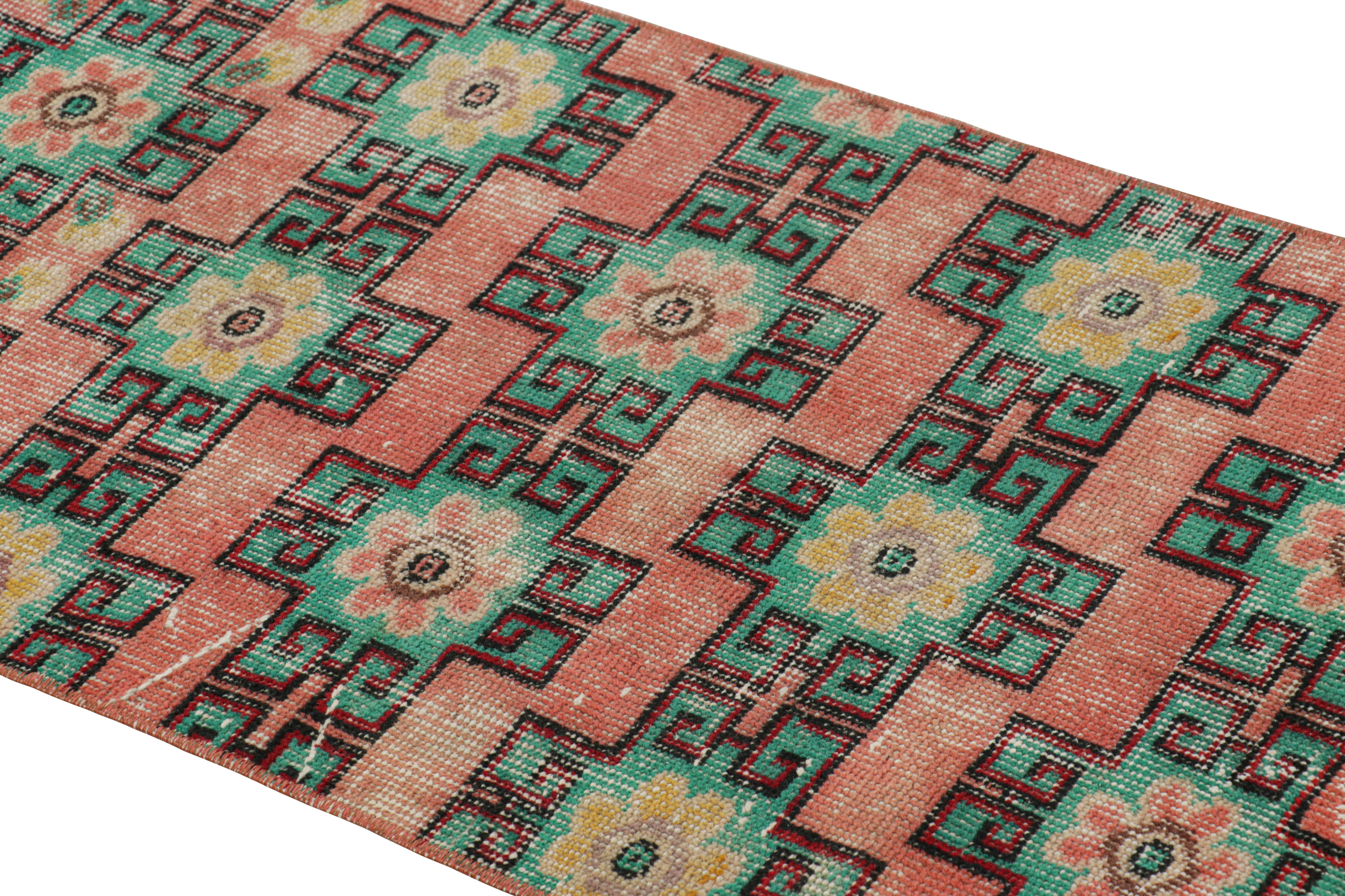 Dieser handgeknüpfte Wollläufer aus der Türkei (ca. 1960-1970) ist eine einzigartige Ergänzung der Rug & Kilim Collection'S. Er besticht durch seine breite Farbpalette und die floralen Muster auf dem Feld.

Über das Design: 

Bewunderer des