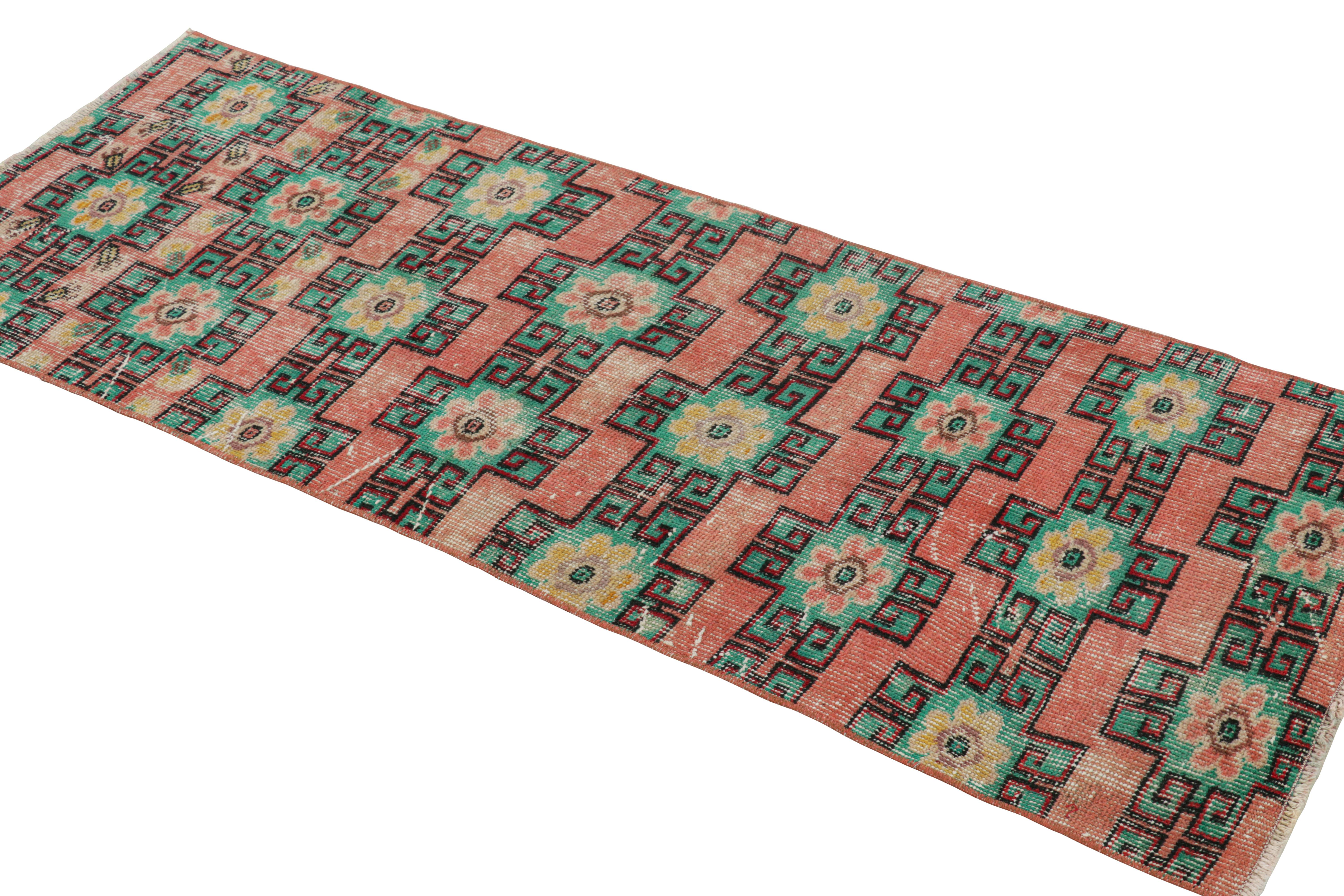 Vintage Zeki Múren Läufer in Rosa mit bunten Blumenmustern von Rug & Kilim (Handgeknüpft) im Angebot