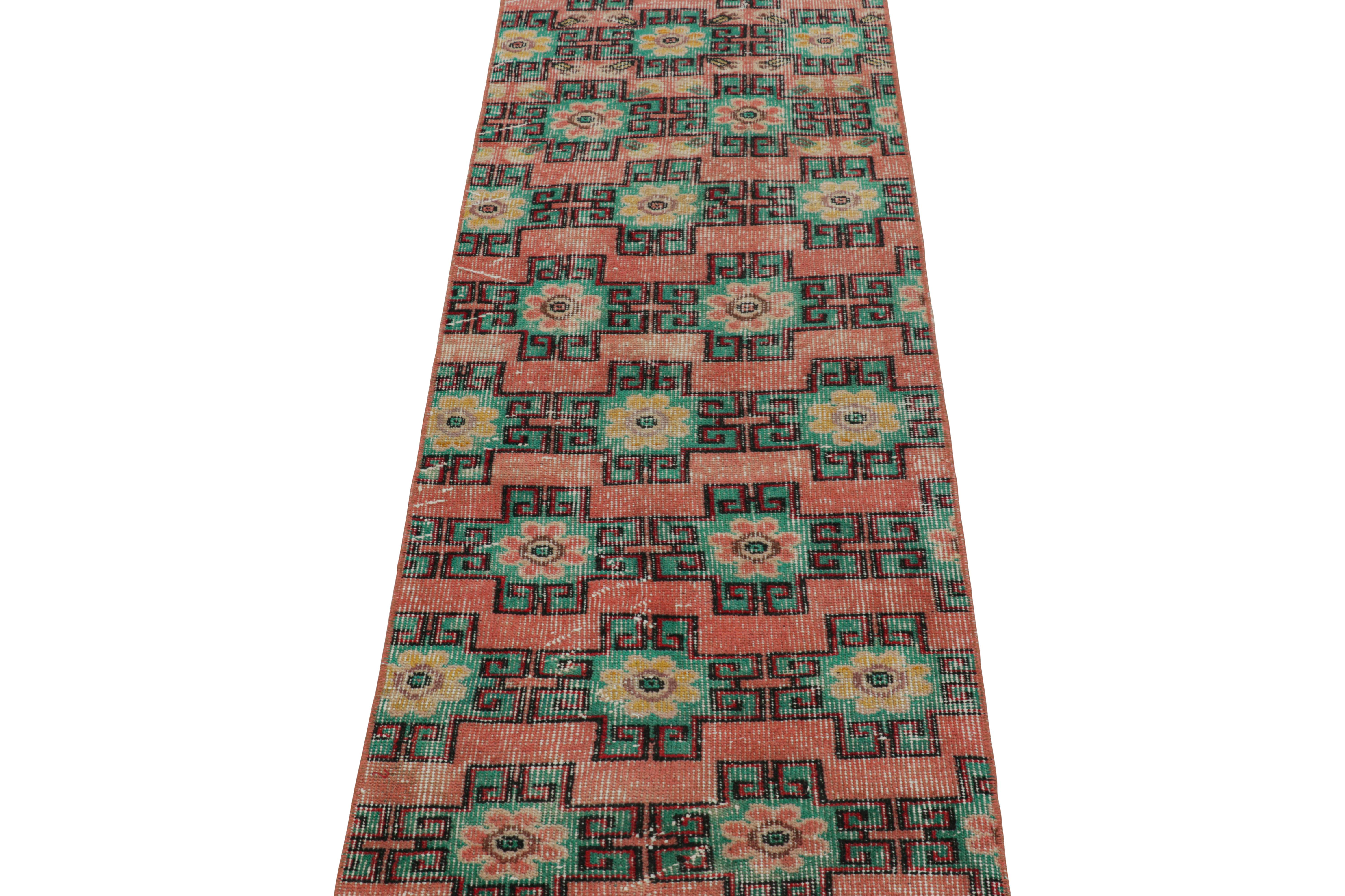 Vintage Zeki Múren Läufer in Rosa mit bunten Blumenmustern von Rug & Kilim im Zustand „Gut“ im Angebot in Long Island City, NY