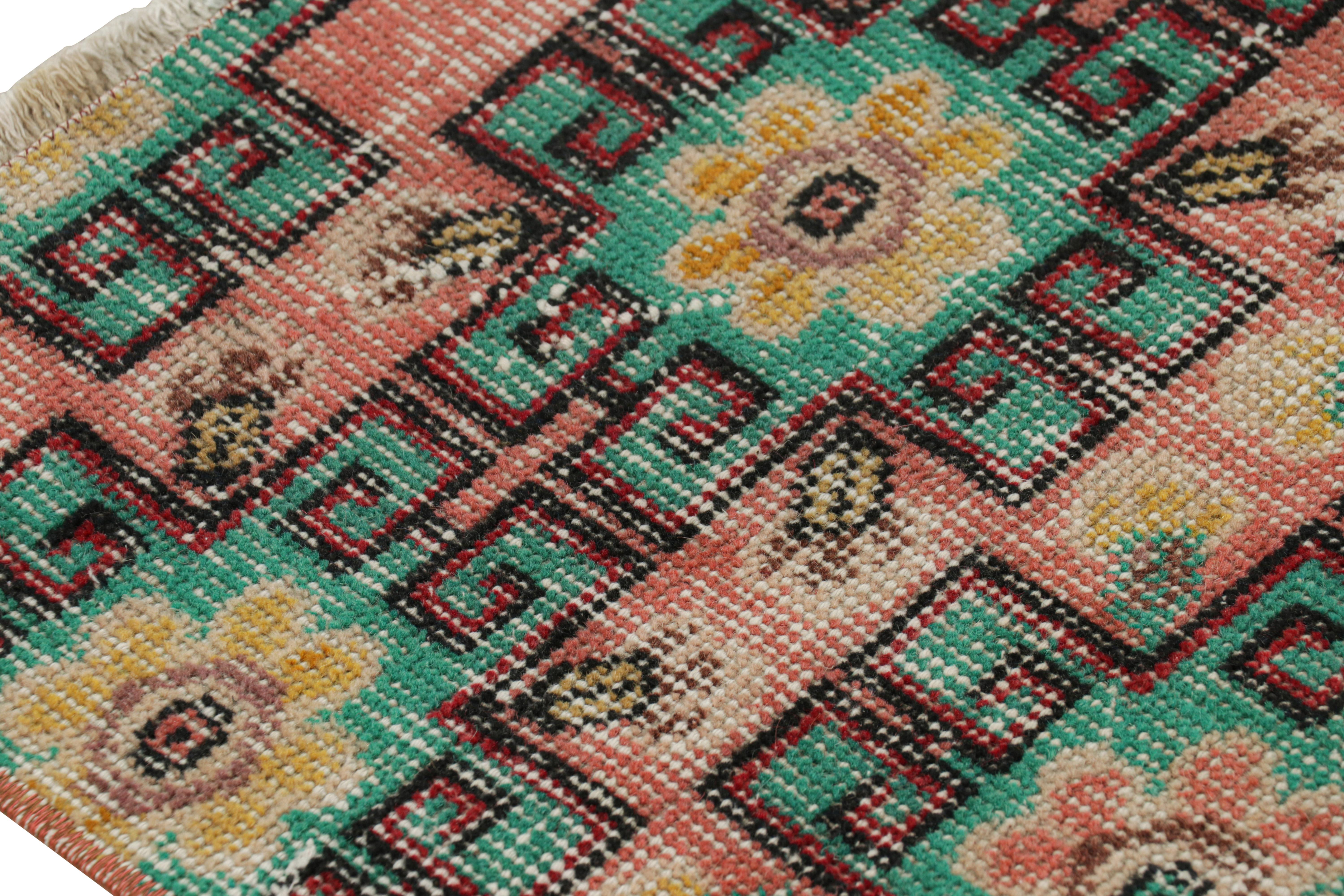 Vintage Zeki Múren Läufer in Rosa mit bunten Blumenmustern von Rug & Kilim (Mitte des 20. Jahrhunderts) im Angebot