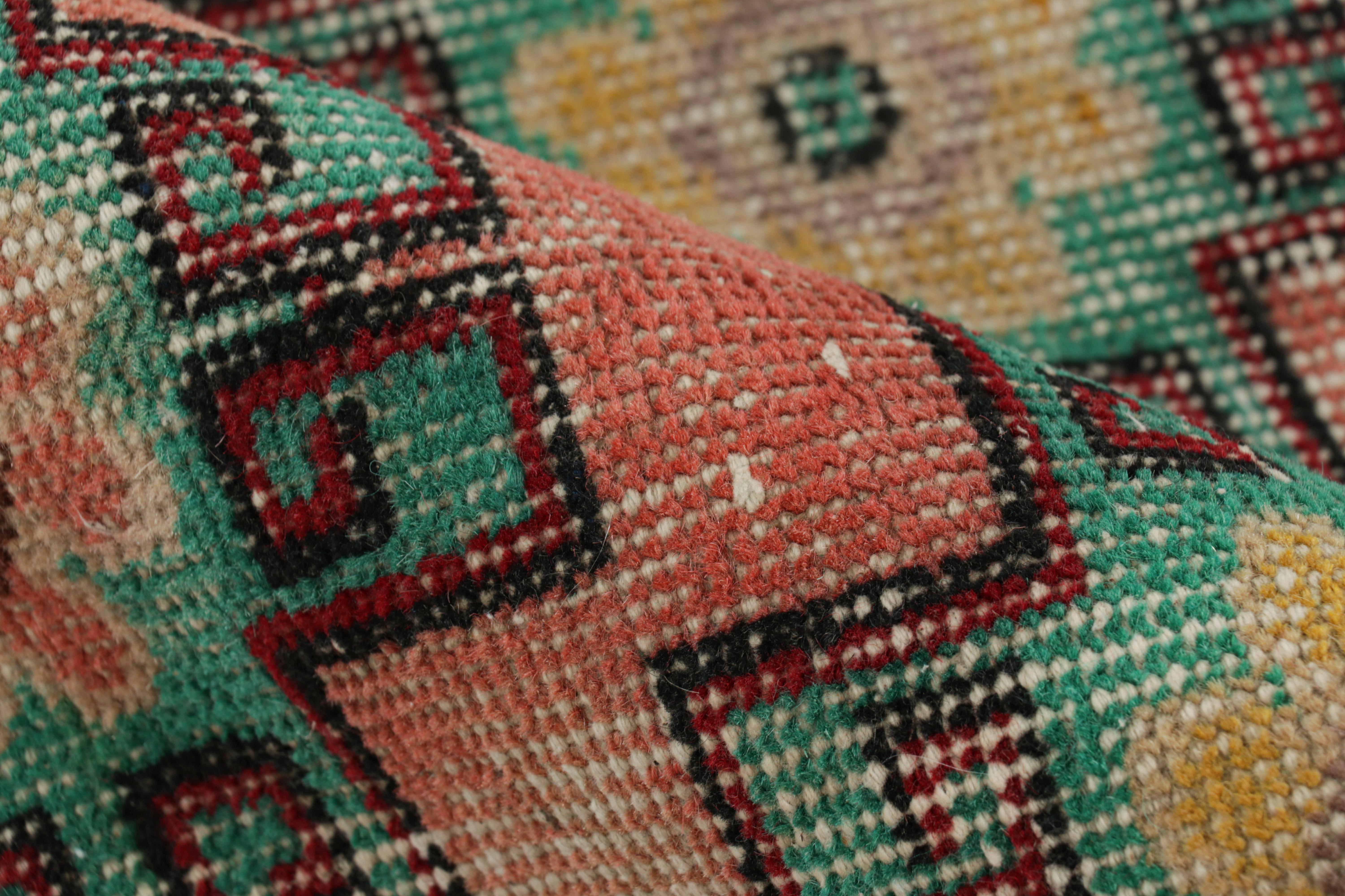 Vintage Zeki Múren Läufer in Rosa mit bunten Blumenmustern von Rug & Kilim (Wolle) im Angebot