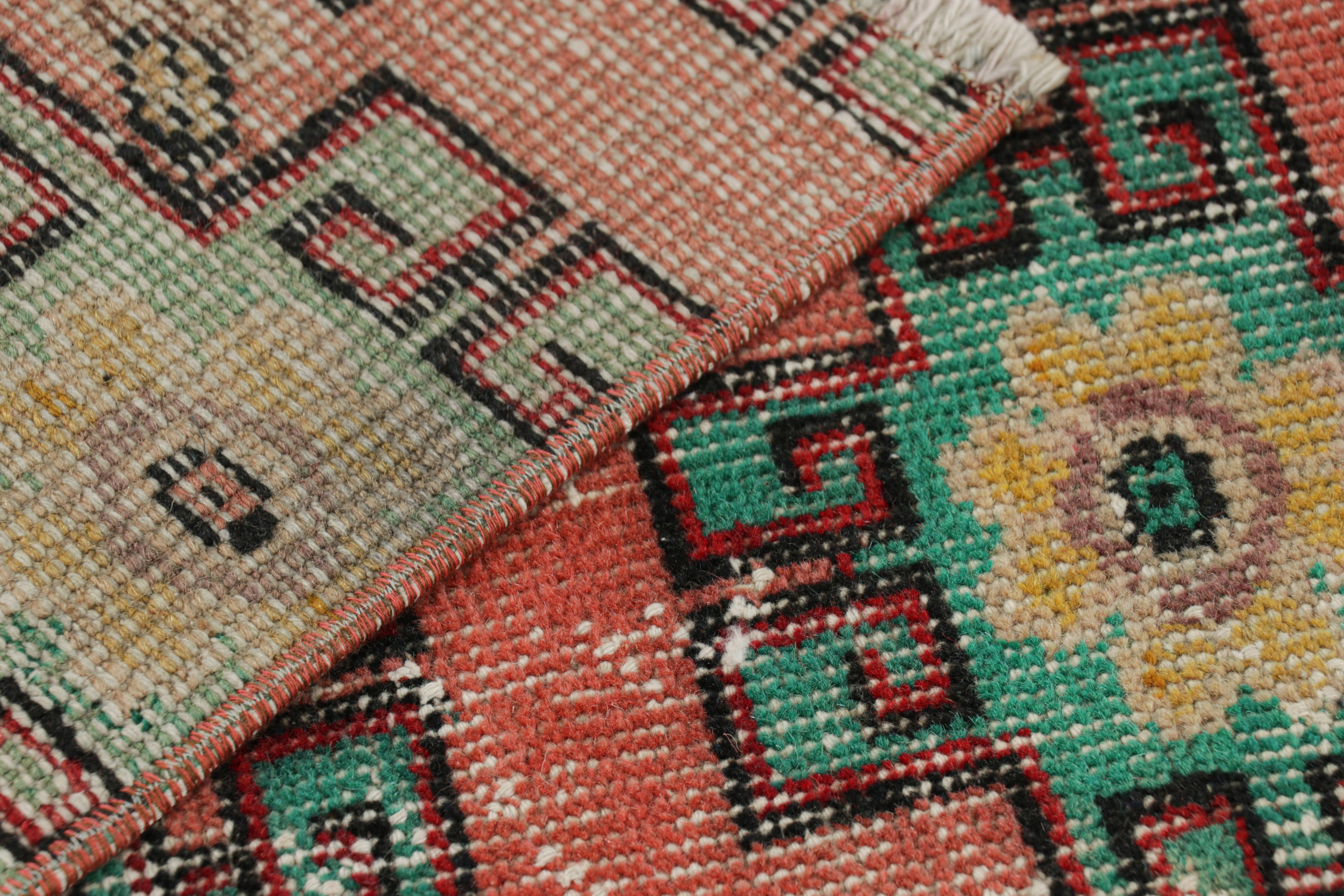 Vintage Zeki Múren Läufer in Rosa mit bunten Blumenmustern von Rug & Kilim im Angebot 1