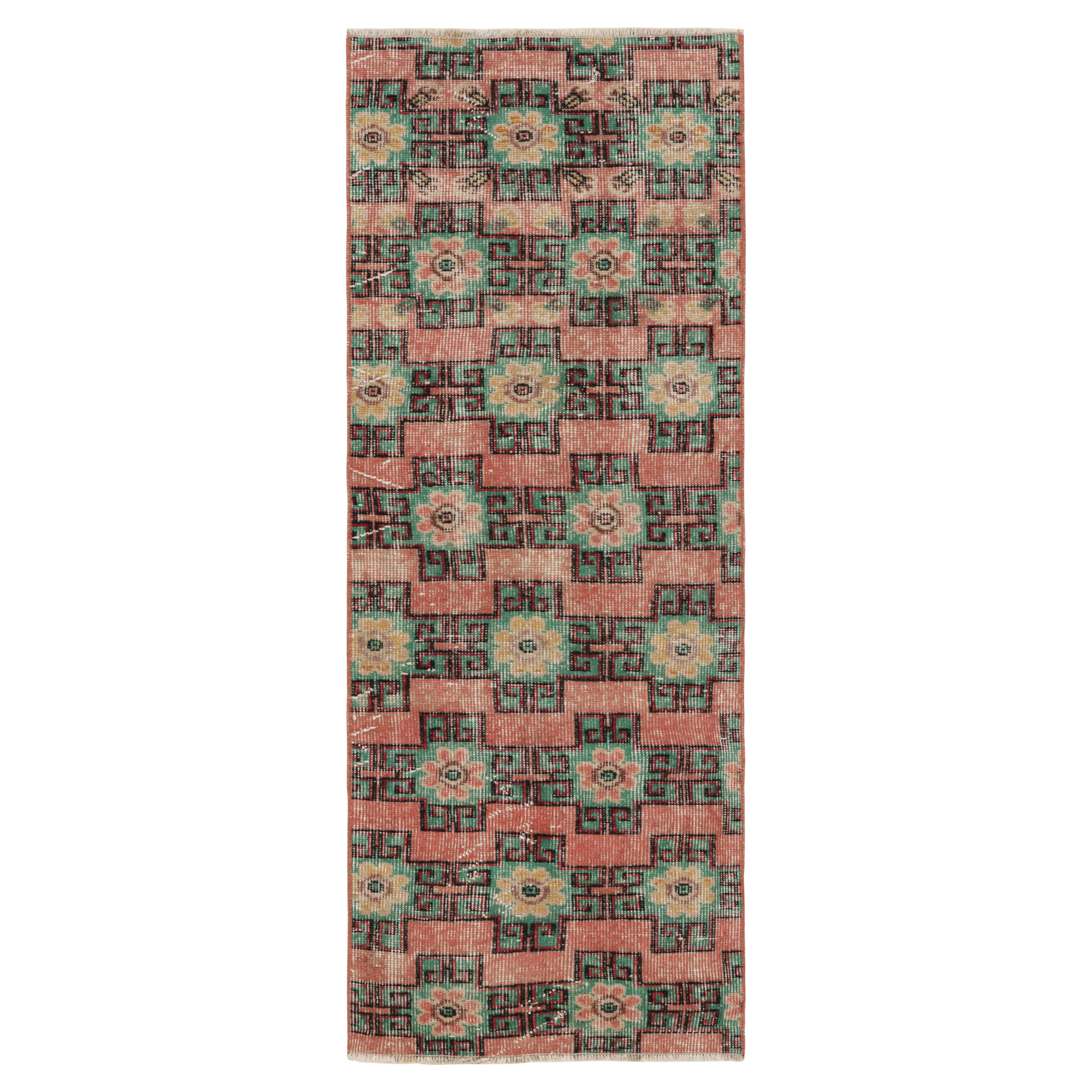 Vintage Zeki Múren Läufer in Rosa mit bunten Blumenmustern von Rug & Kilim im Angebot