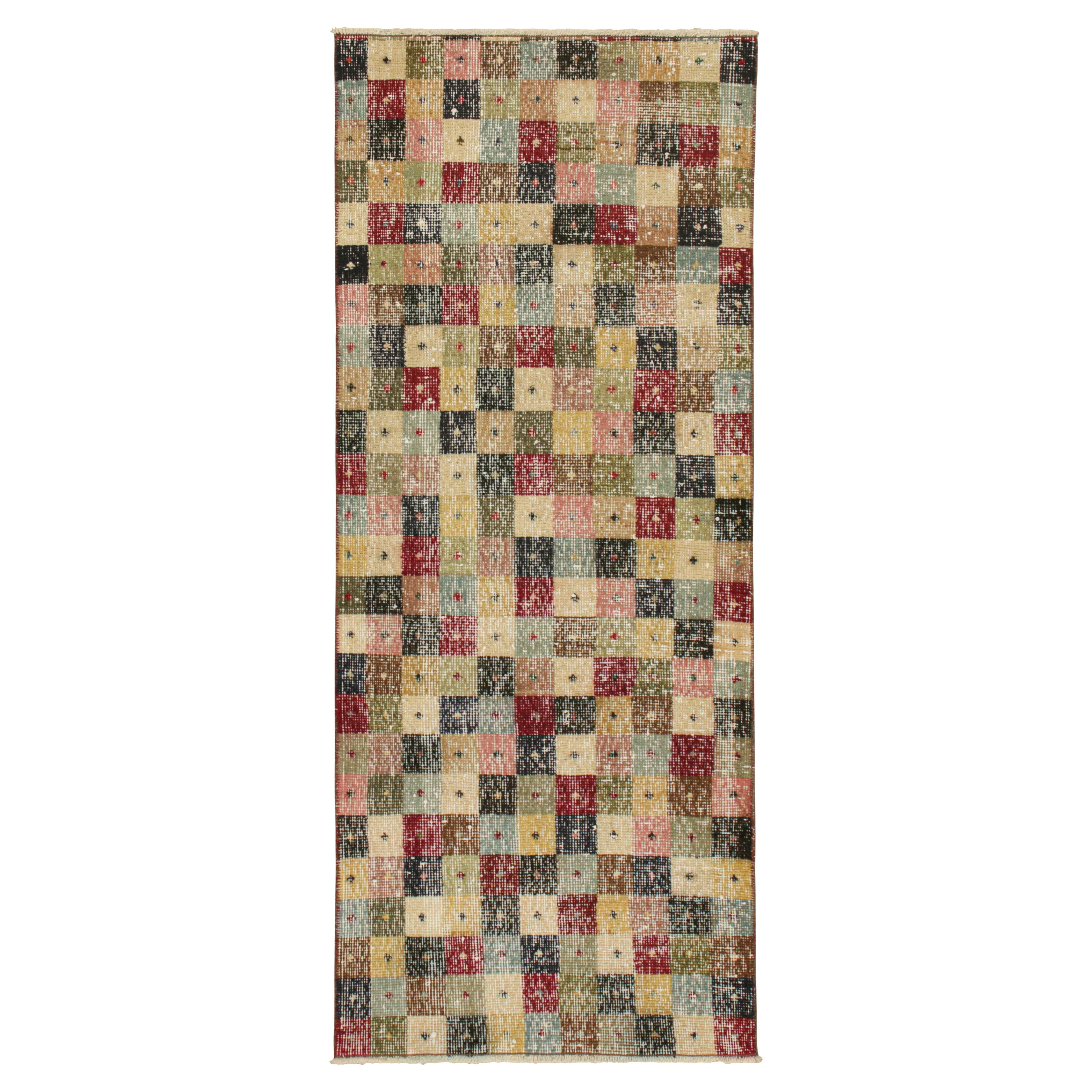 Alfombra de calle vintage Zeki Müren con motivos cubistas policromáticos, de Rug & Kilim