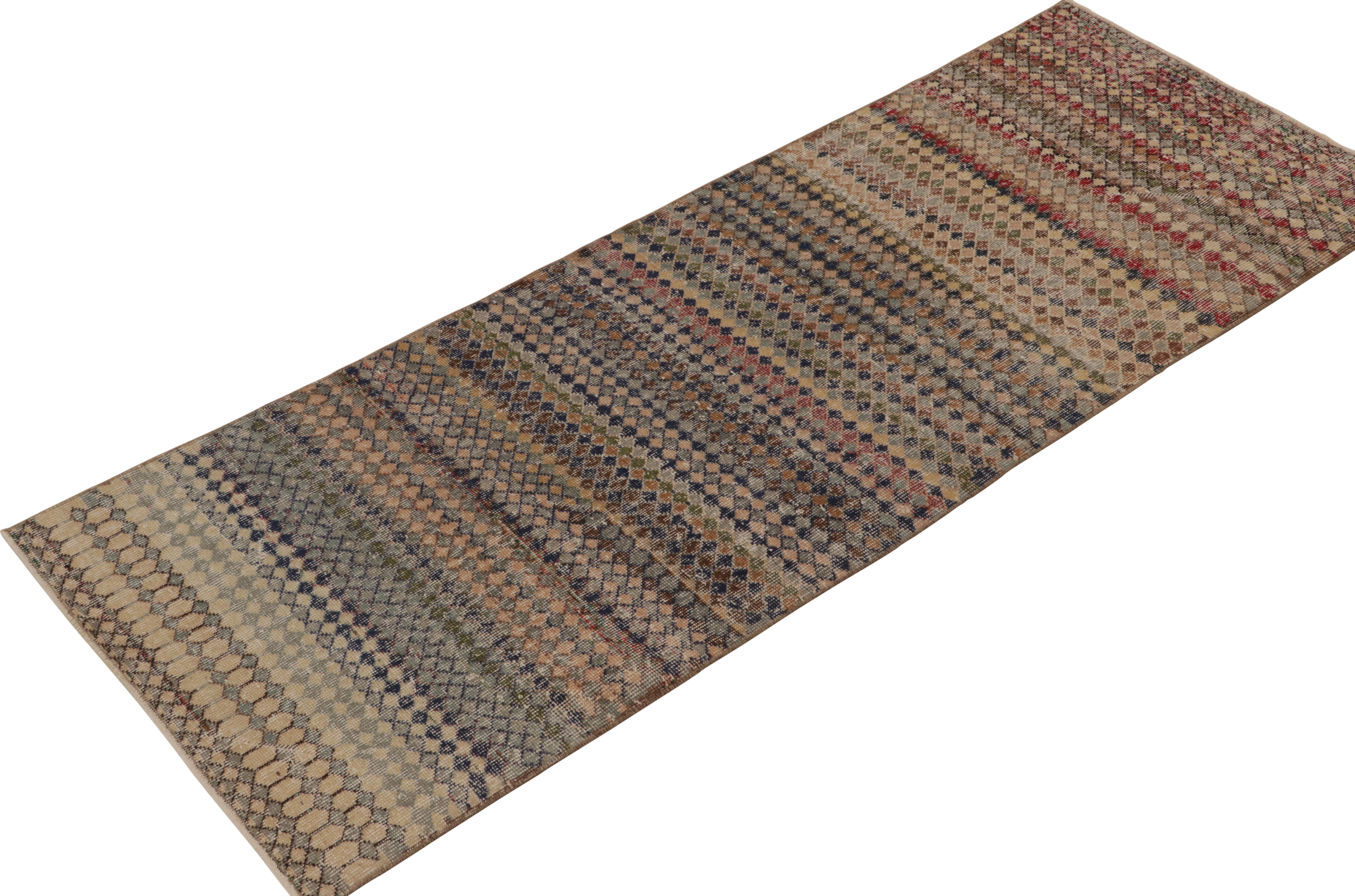 Dieser 3x8 Läufer im Vintage-Stil ist eine neue Ergänzung der Mid-Century Pasha Collection von Rug & Kilim. Diese Linie ist eine Erinnerung an seltene Kurationen, von denen wir glauben, dass sie von dem türkischen Designer Zeki Müren aus der Mitte