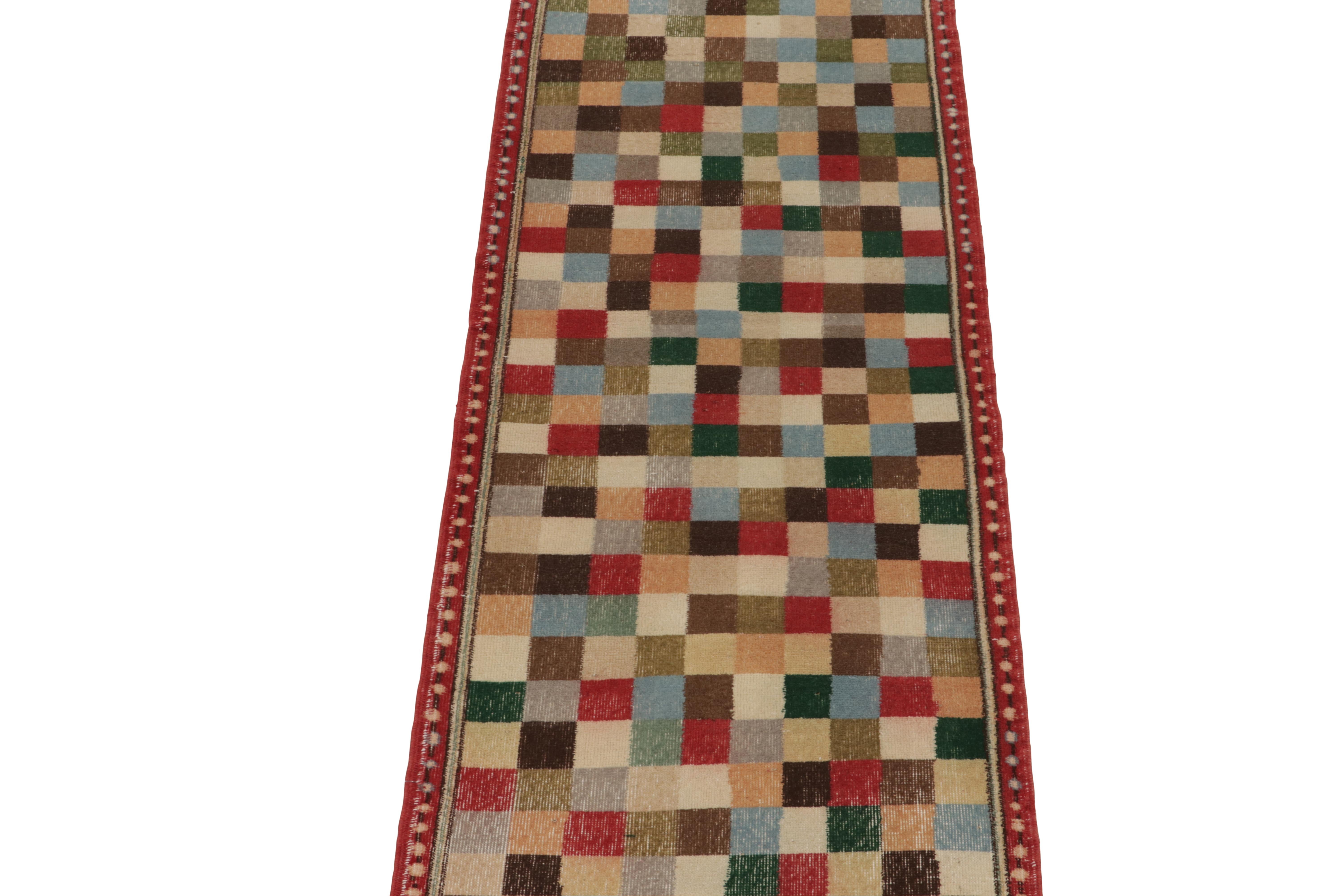 Dieser 3x8-Läufer im Vintage-Stil ist eine neue Ergänzung der Rug & Kilim'S Mid-Century Pasha Collection. Diese Linie ist eine Erinnerung an seltene Kurationen, von denen wir glauben, dass sie von dem türkischen Designer Zeki Müren aus der Mitte des