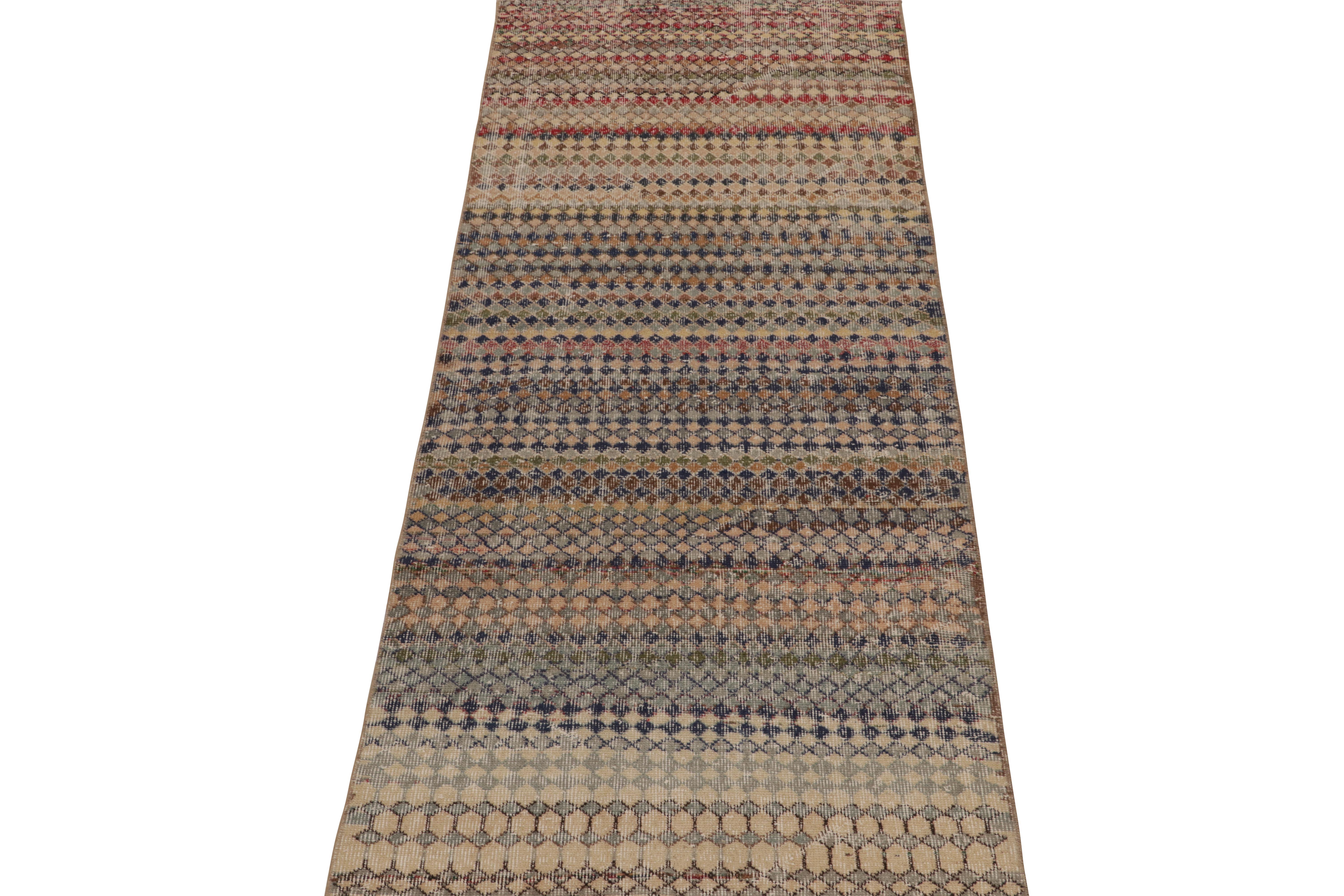 Vintage Zeki Müren Läufer mit vielfarbigem geometrischem Muster, von Rug & Kilim (Moderne der Mitte des Jahrhunderts) im Angebot