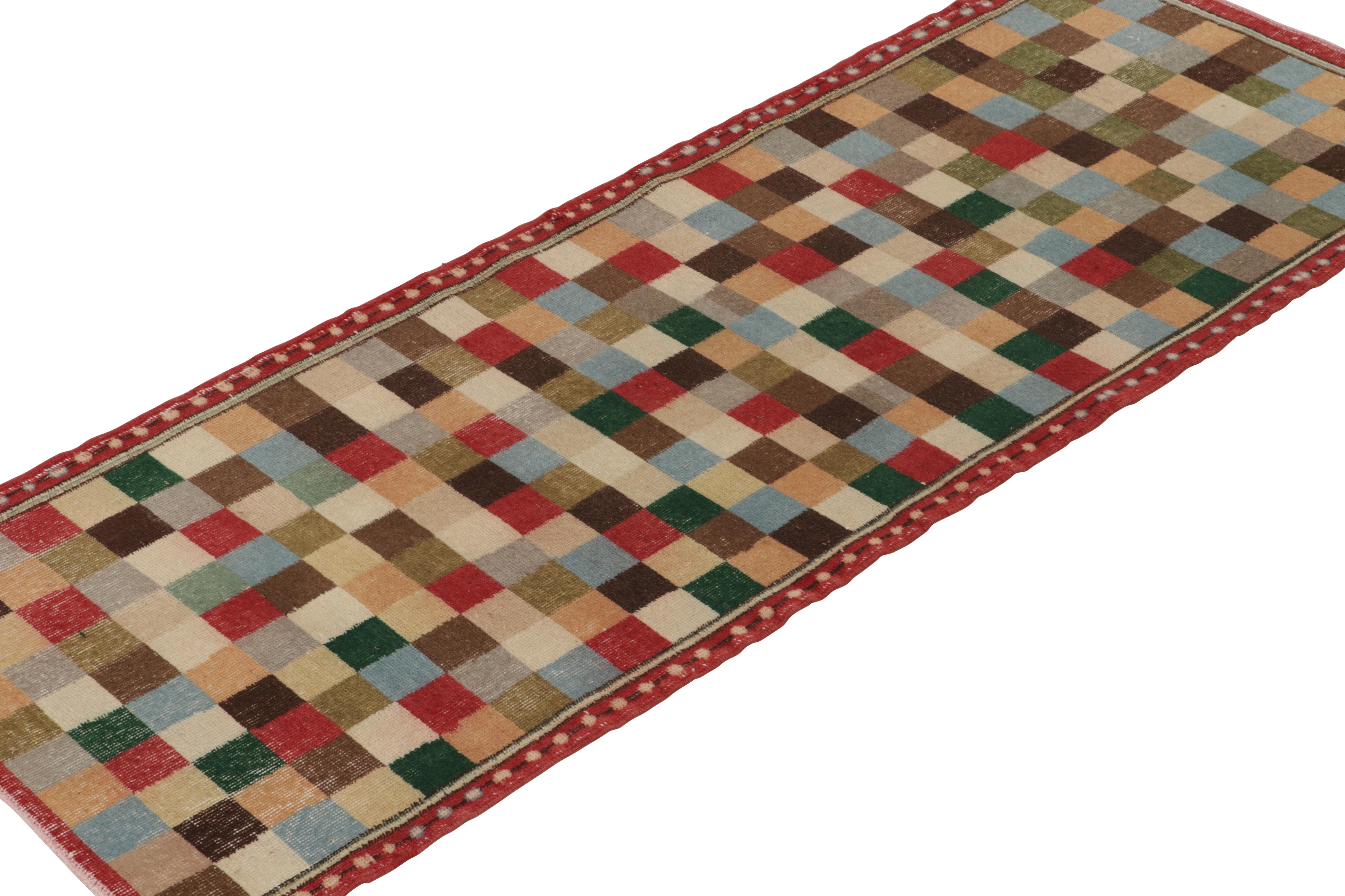 Zeki Muren Vintage-Läufer in polychromem, geometrischem Muster, von Rug & Kilim (Moderne) im Angebot