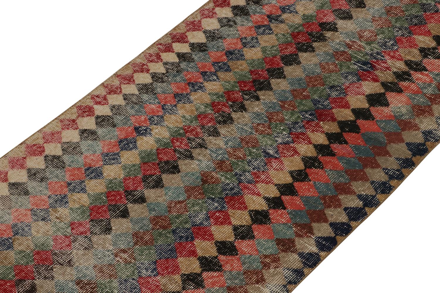 Vintage Zeki Müren Läufer in polychromem geometrischem Muster - von Rug & Kilim (Türkisch) im Angebot