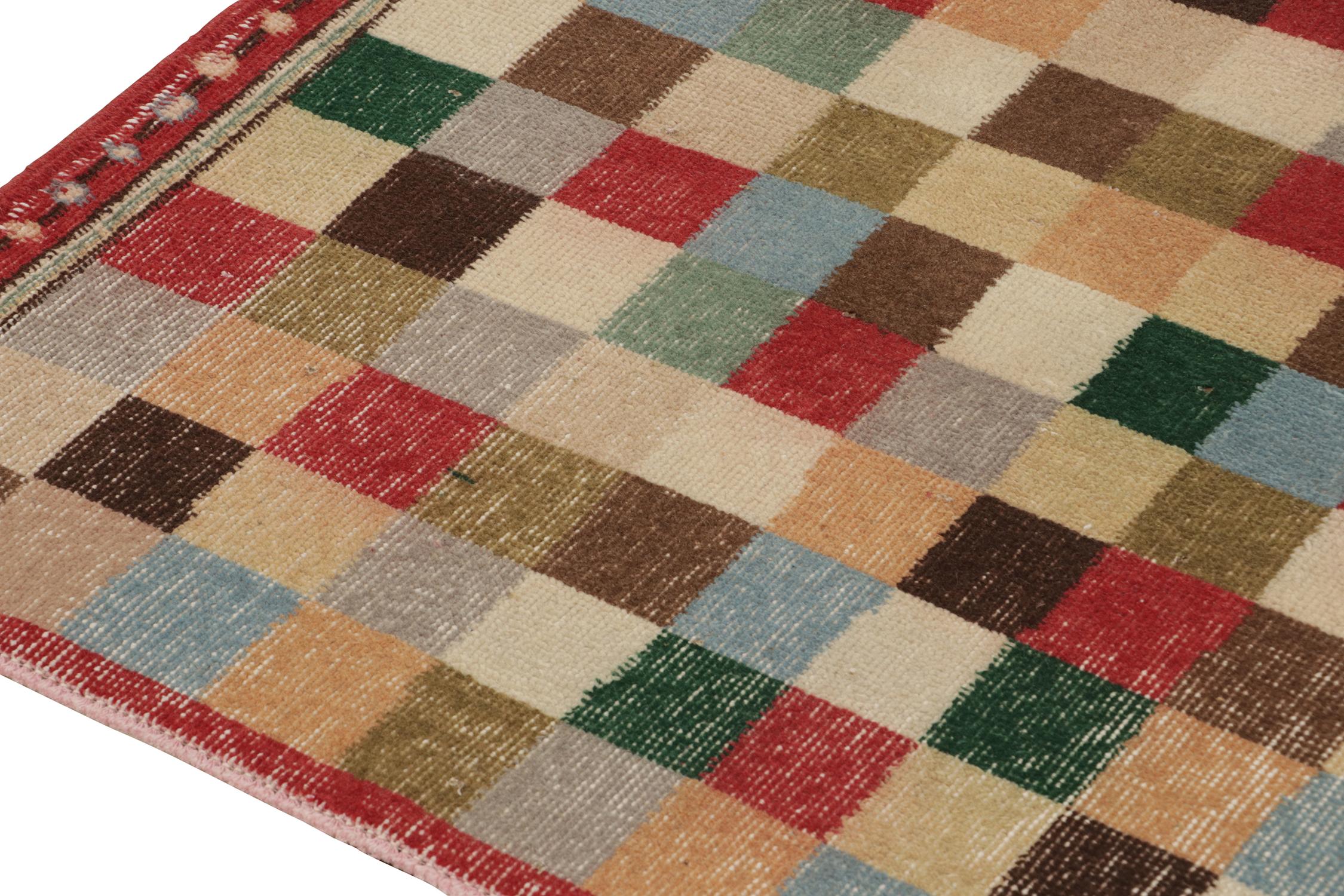 Zeki Muren Vintage-Läufer in polychromem, geometrischem Muster, von Rug & Kilim (Handgeknüpft) im Angebot