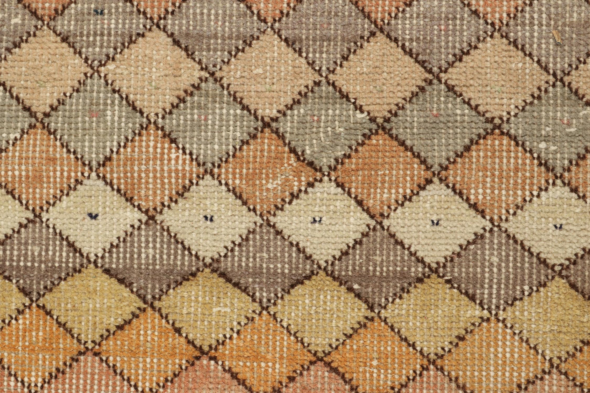 Zeki Muren Vintage-Läufer in polychromem, geometrischem Muster, von Rug & Kilim im Zustand „Gut“ im Angebot in Long Island City, NY