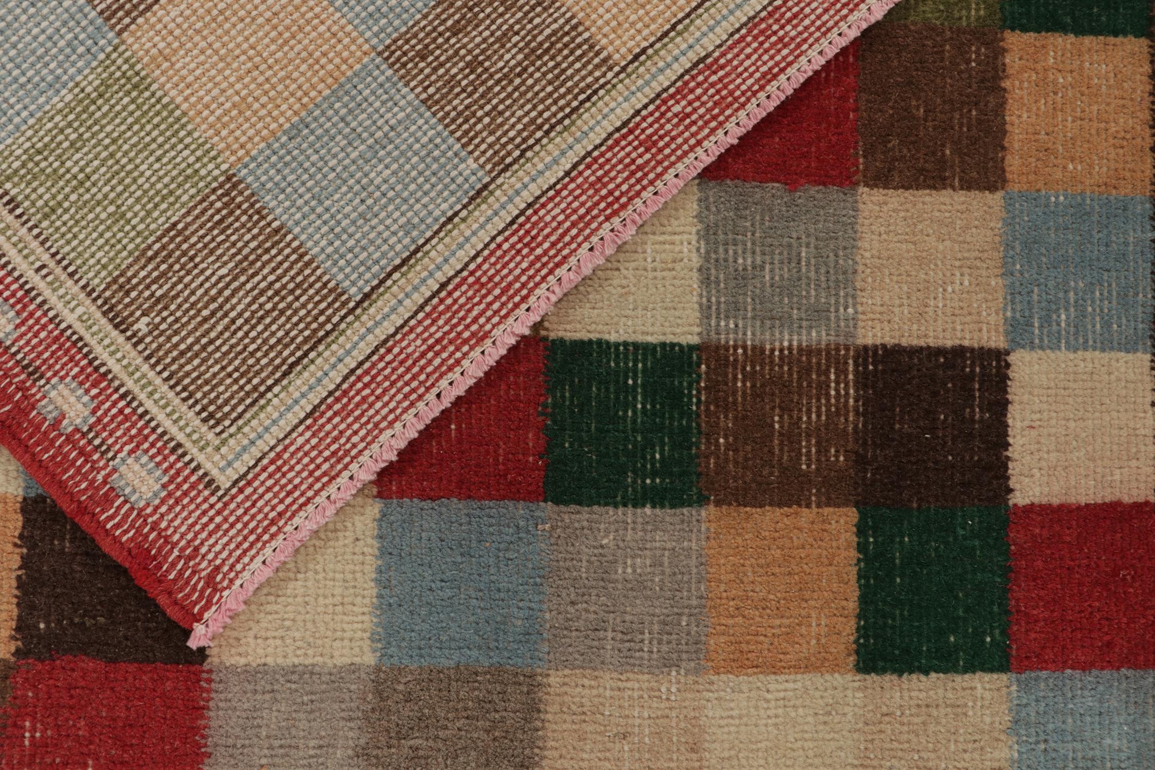 Zeki Muren Vintage-Läufer in polychromem, geometrischem Muster, von Rug & Kilim (Mitte des 20. Jahrhunderts) im Angebot