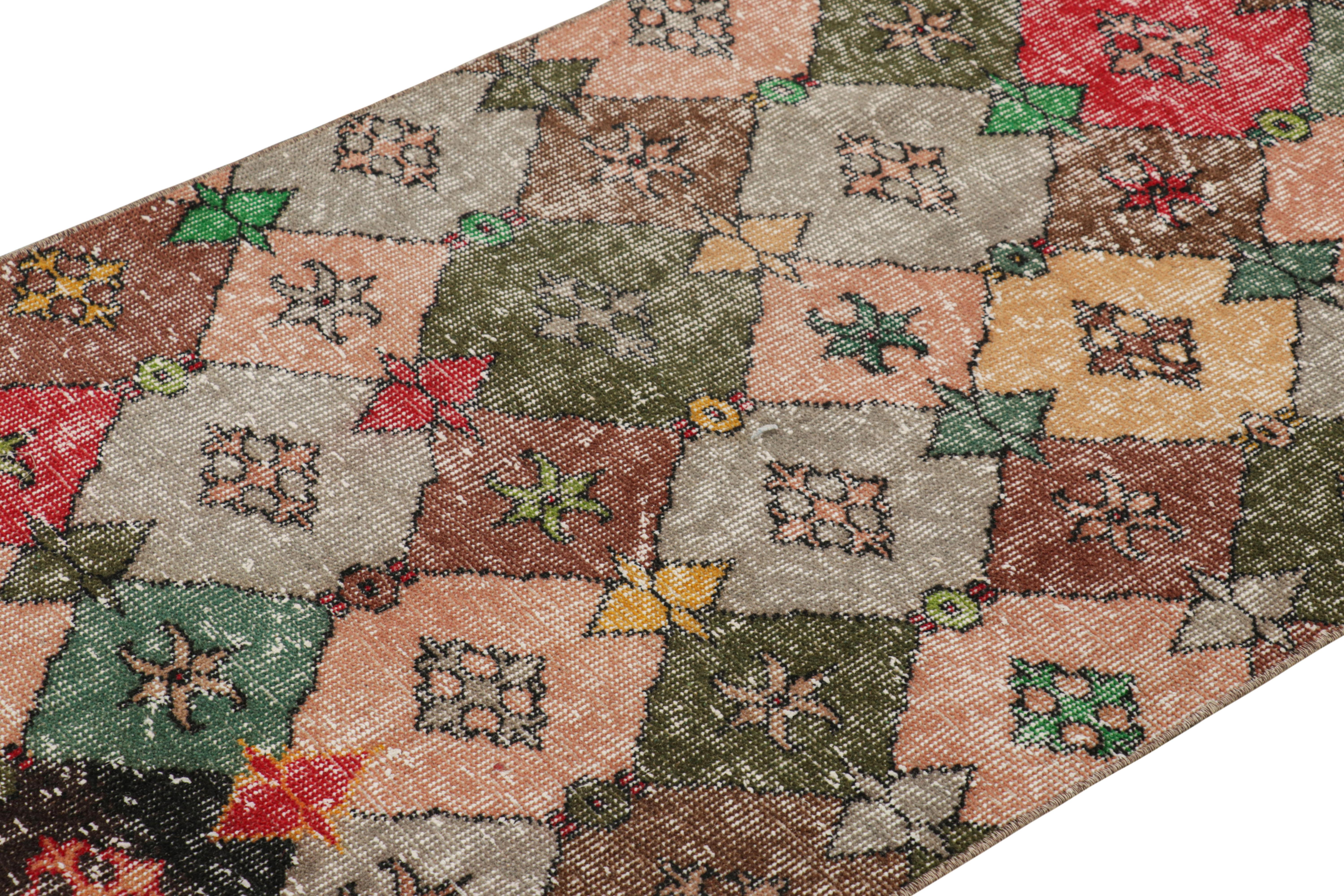Dieser handgeknüpfte Wollteppich aus der Türkei (ca. 1960-1970) ist mit seinen 3x7 Läufern eine einzigartige Ergänzung der Rug & Kilim Collection'S. Er zeichnet sich durch eine breite Farbpalette und floral-geometrische Muster auf dem gesamten Feld