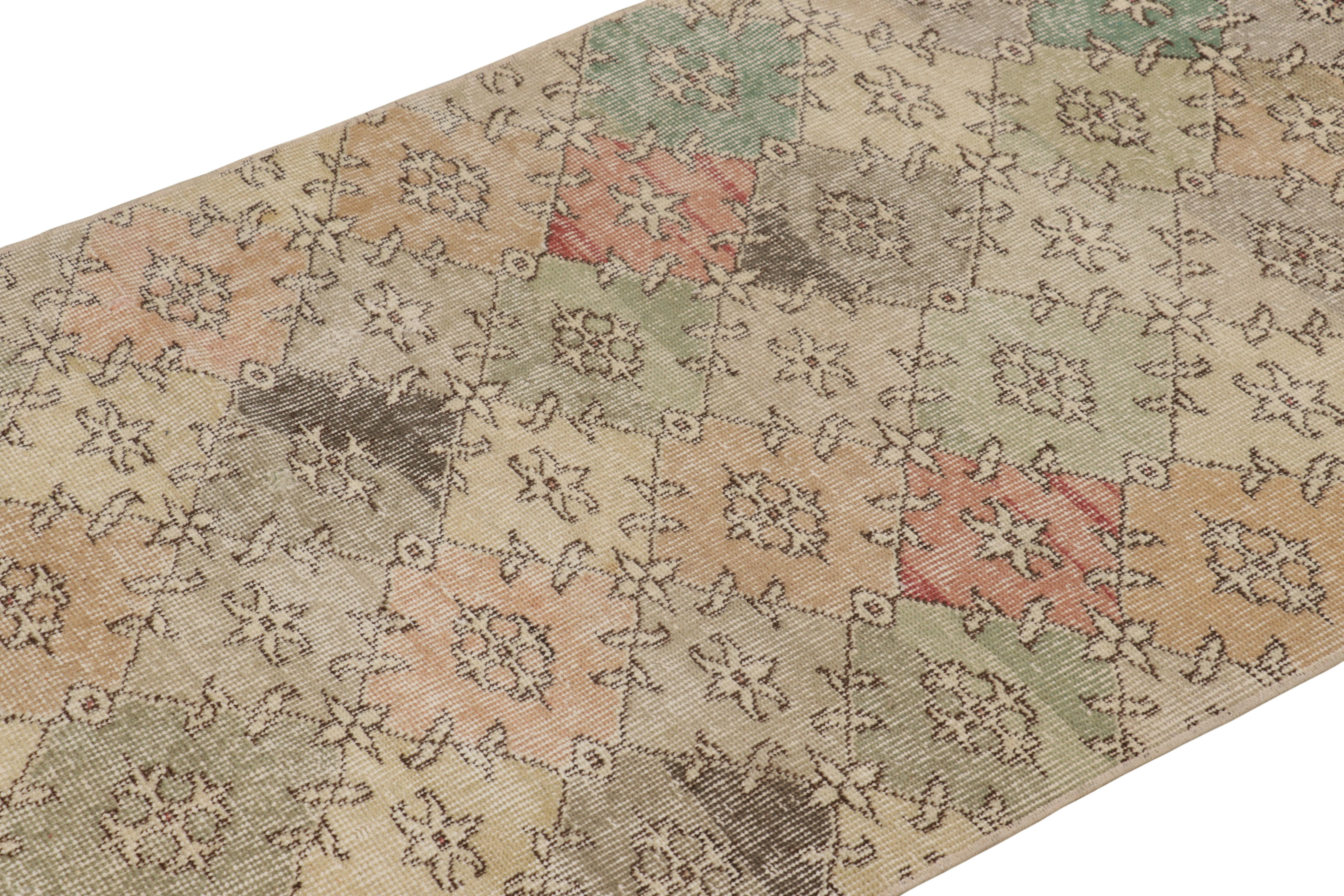 Dieser handgeknüpfte Wollteppich aus der Türkei (ca. 1960 - 1970) ist eine einzigartige Ergänzung der Rug & Kilim Collection'S. Er besticht durch seine breite Palette an Farben und geometrischen Mustern auf dem gesamten Feld. 

Über das Design: